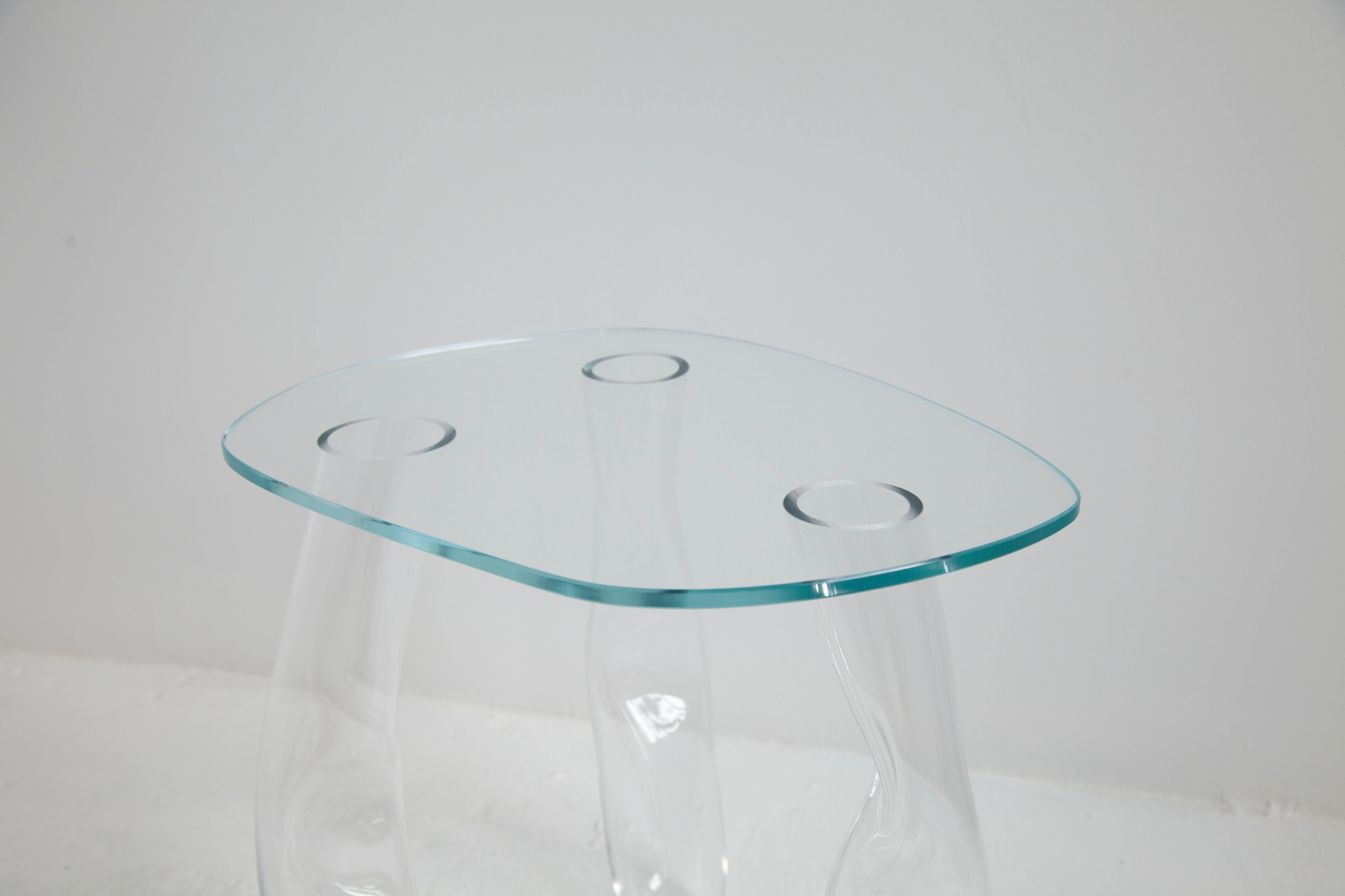 Die Glastische von Clara Jorisch sind aus mundgeblasenem Glas und werden mit UV-Licht verklebt. Alle Tische sind Unikate - eine Reminiszenz an die Geste des Glasbläsers, die jedem Tisch seine besondere Form verleiht. 

Clara Jorisch ist eine