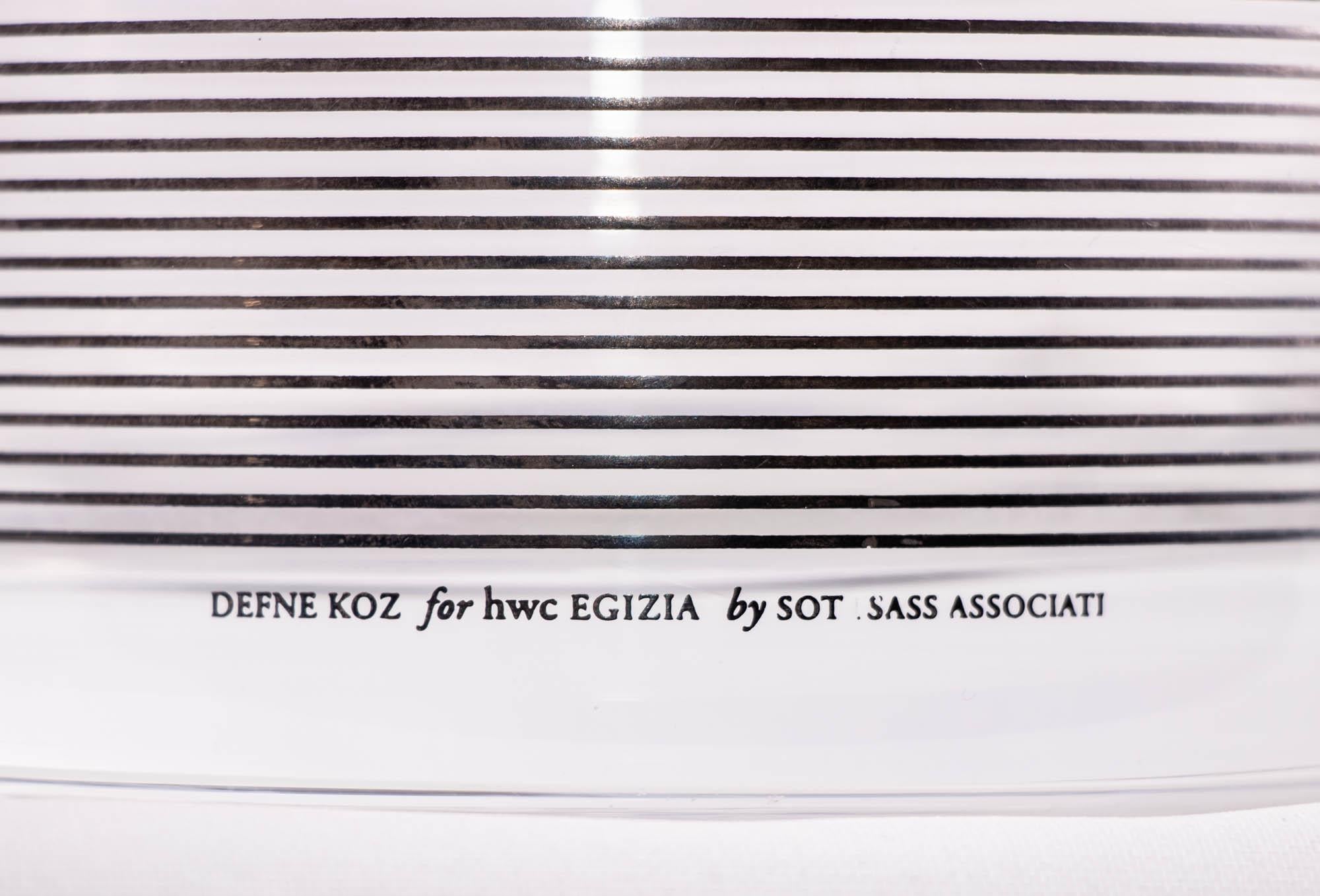 Silbernes Overlay, entworfen von der gebürtigen Türkin und Absolventin der Mailänder Schule Defne Koz im Jahr 1998, als sie bei Sottsass Associati, Mailand, tätig war. Es wird von Egizia aus mundgeblasenem, transparentem Glas und handbedrucktem