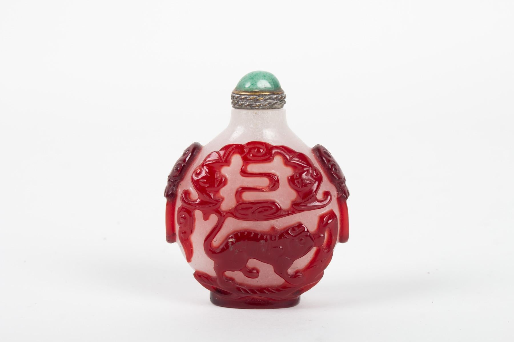 Chinoiserie Glass Snuffbox Overlay White Opaque and Red Blood with Decoration of a Dragon