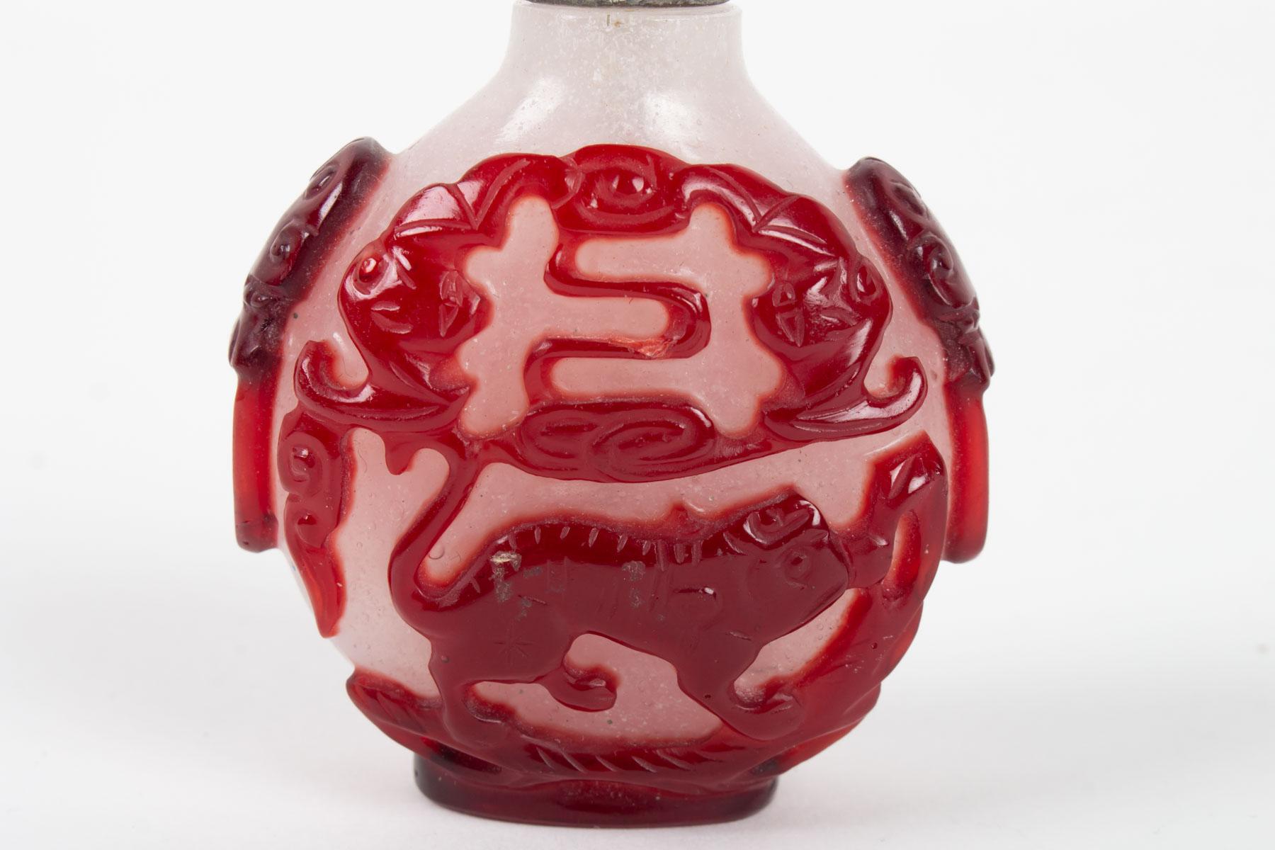 Chinese Glass Snuffbox Overlay White Opaque and Red Blood with Decoration of a Dragon