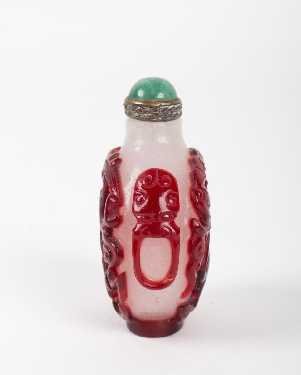 Glass Snuffbox Overlay White Opaque and Red Blood with Decoration of a Dragon In Good Condition In Saint-Ouen, FR