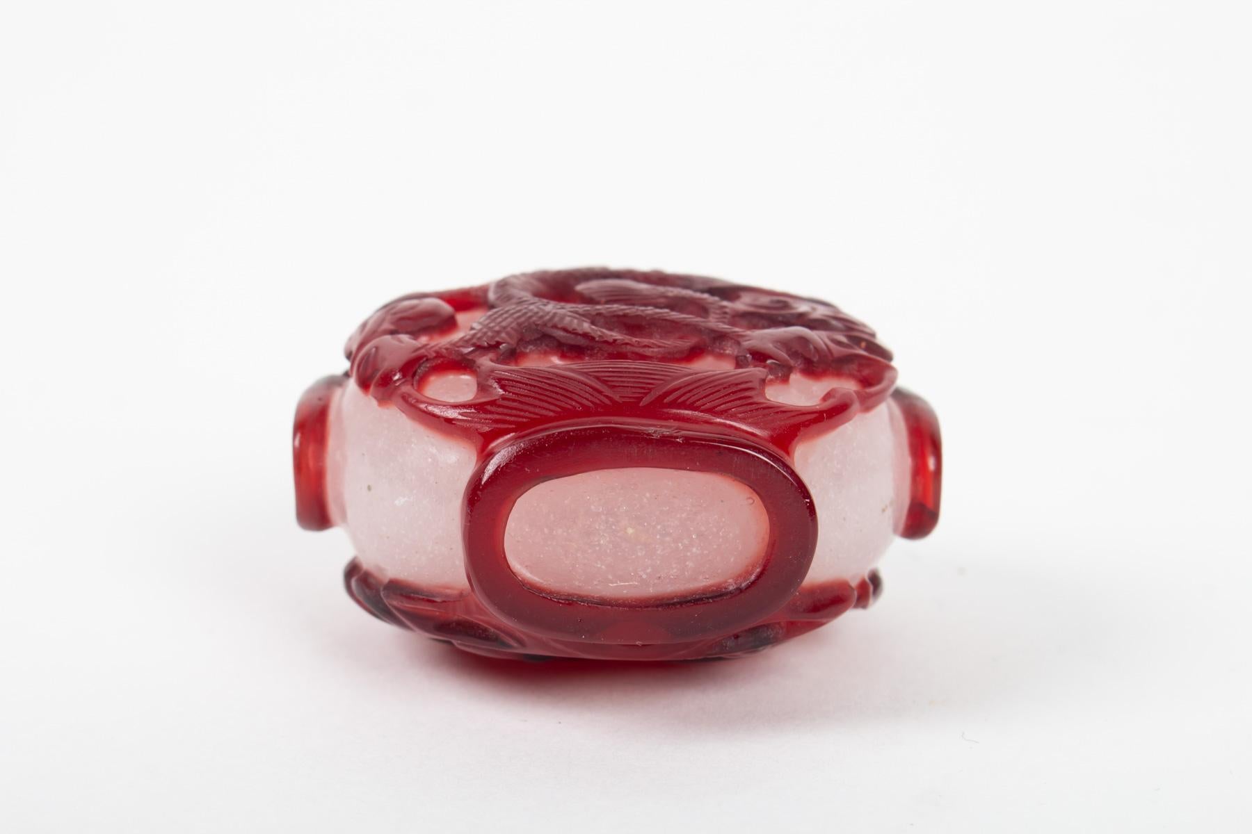 Art Glass Glass Snuffbox Overlay White Opaque and Red Blood with Decoration of a Dragon