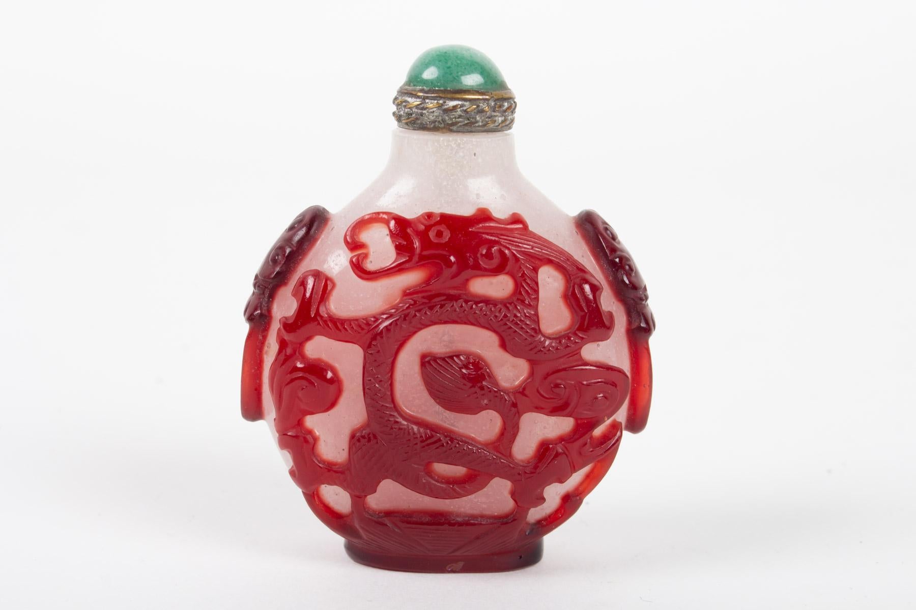 Art Glass Glass Snuffbox Overlay White Opaque and Red Blood with Decoration of a Dragon