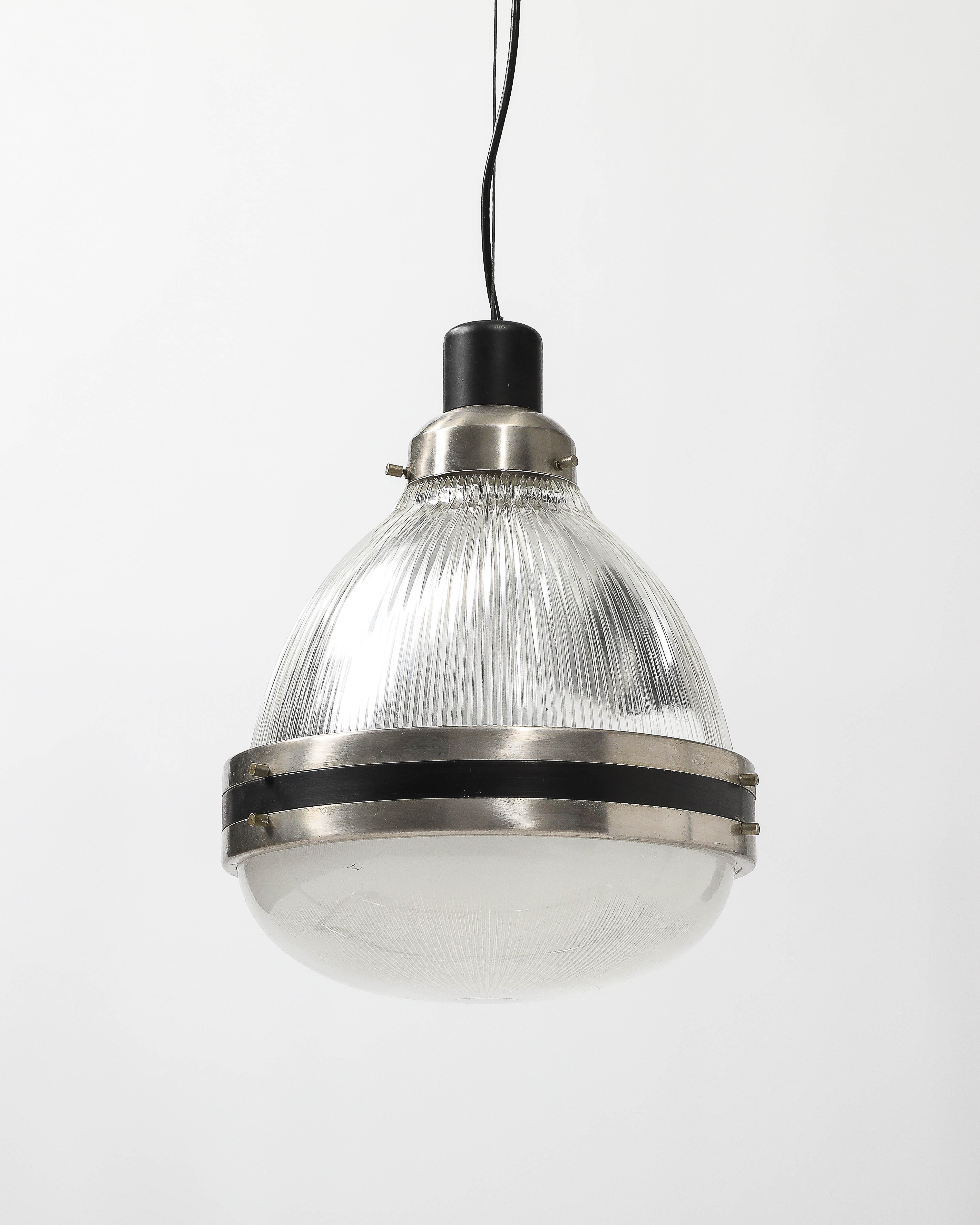 Metà XX secolo Lampada a sospensione in vetro, acciaio e smalto di B.B.P.R. per Artemide, Italia, 1950 circa. in vendita