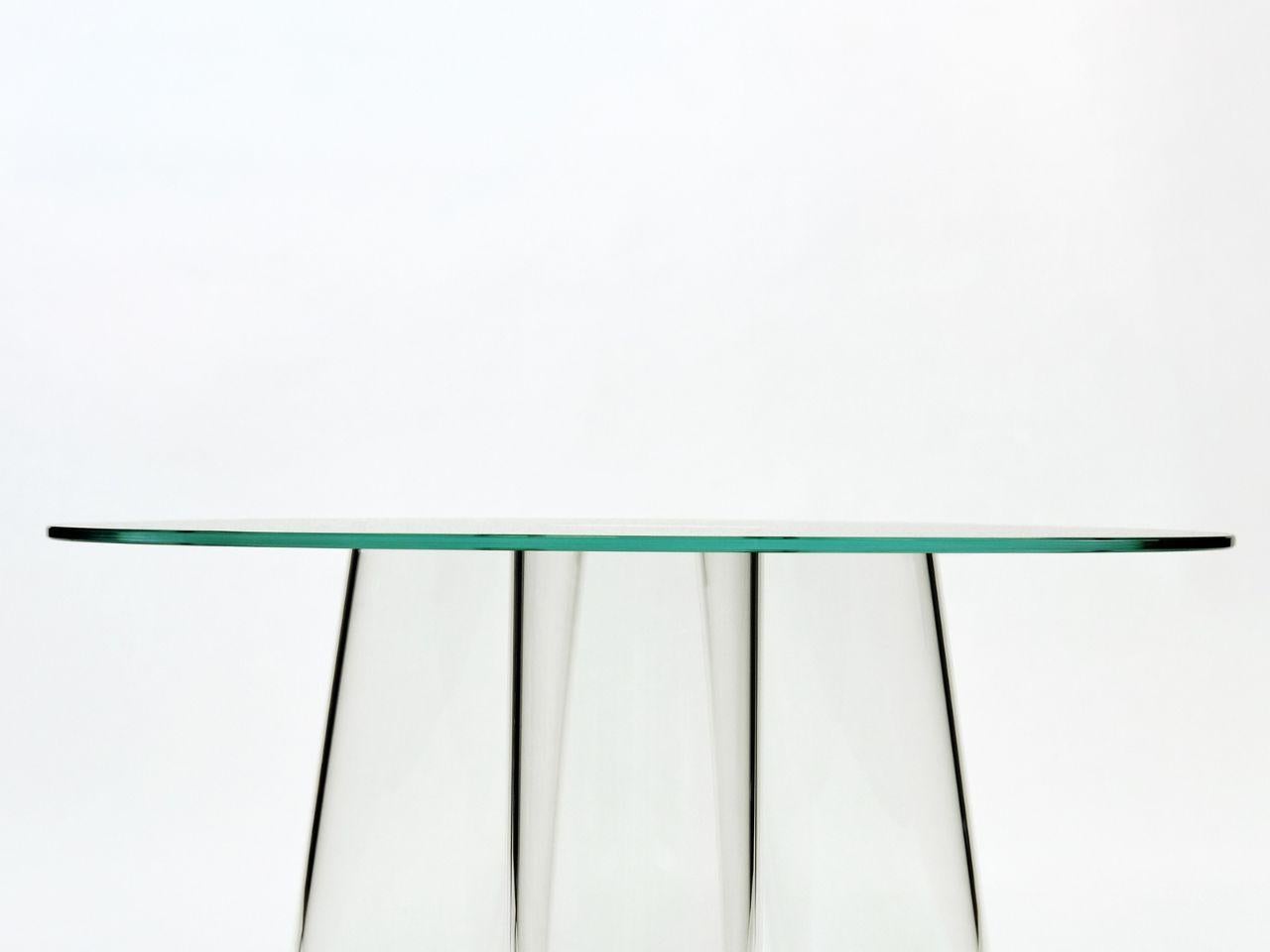 IL TAVOLO ELEPHANT IN A POND È UN TAVOLINO DA CAFFÈ IN VETRO ISPIRATO ALLE OPERE DI SHIRO KURAMATA. LE FORME GEOMETRICHE TRASPARENTI PRENDONO VITA GRAZIE AL GIOCO DELLA LUCE. IL  LA FORMA ROBUSTA DELLE GAMBE È IN CONTRASTO CON LA LEGGEREZZA DEL