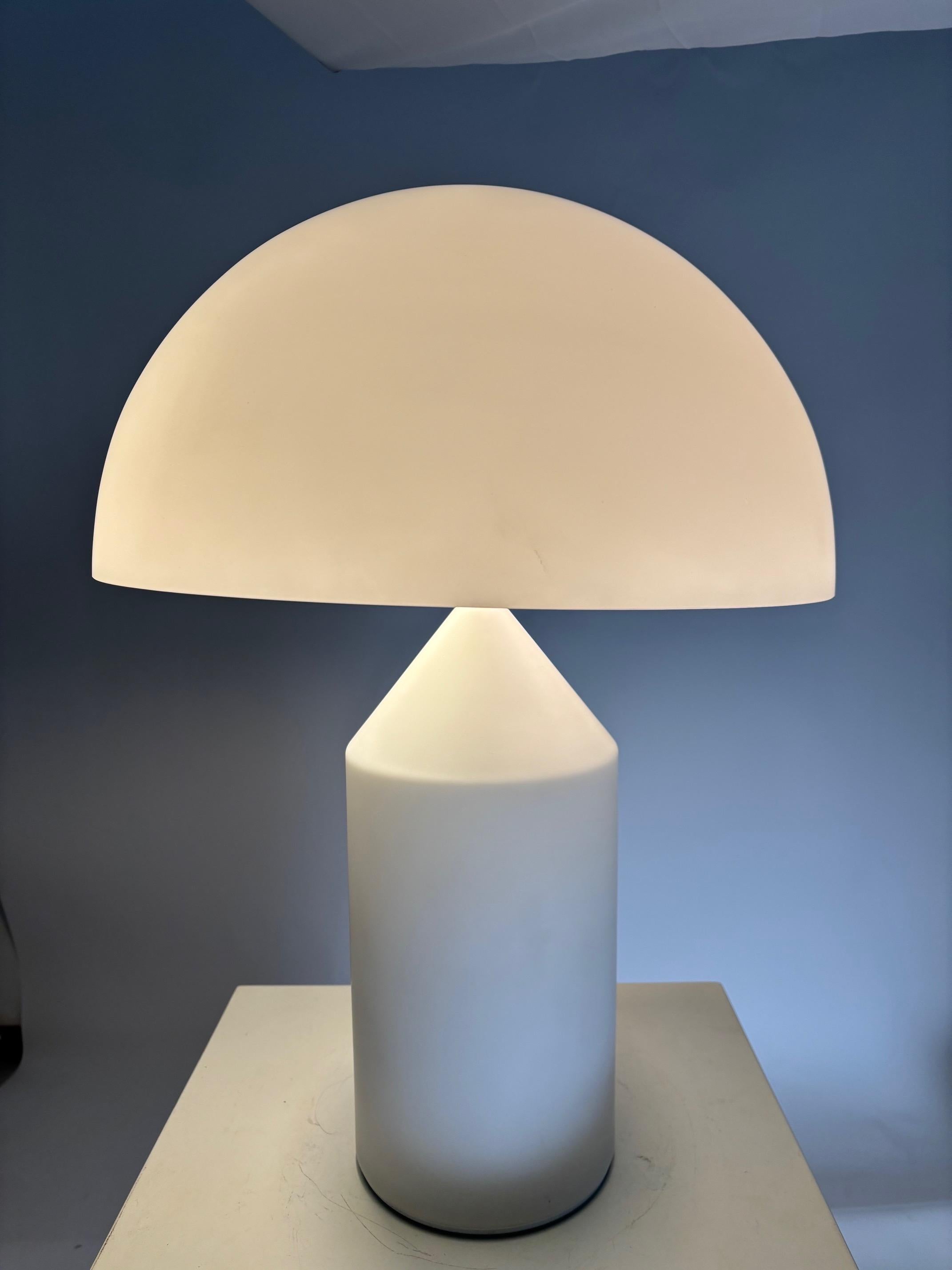 La lampada da tavolo Atollo (1977) si distingue per la sua costruzione geometrica minimale. La lampada, imitata e inimitabile in tutto il mondo, ha vinto numerosi premi e si trova in esposizione permanente in molti musei del mondo. La serie