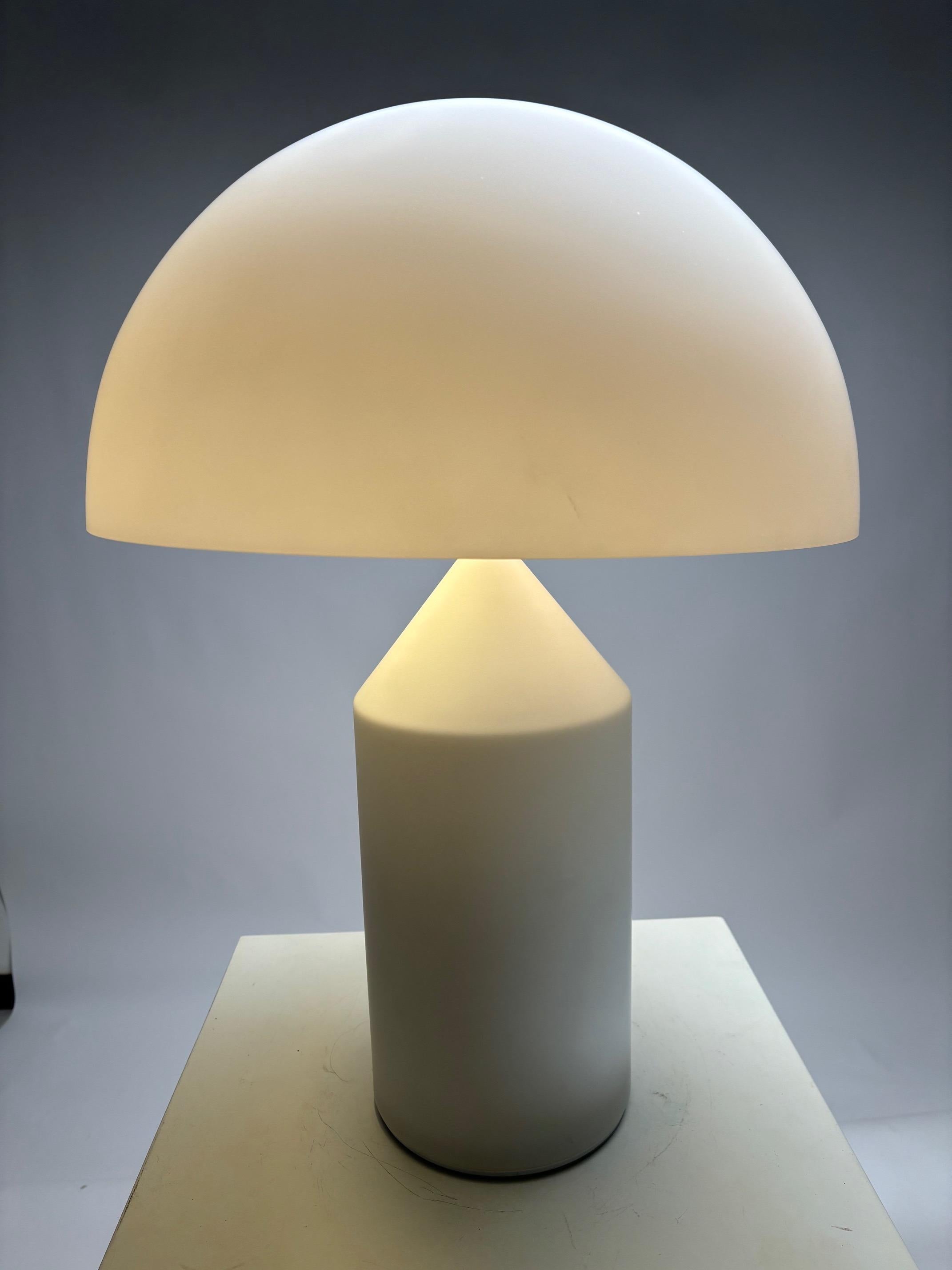 Italiano Lampada da tavolo in vetro Atollo 235 di Vico Magistretti per Oluce (Versione precedente) in vendita