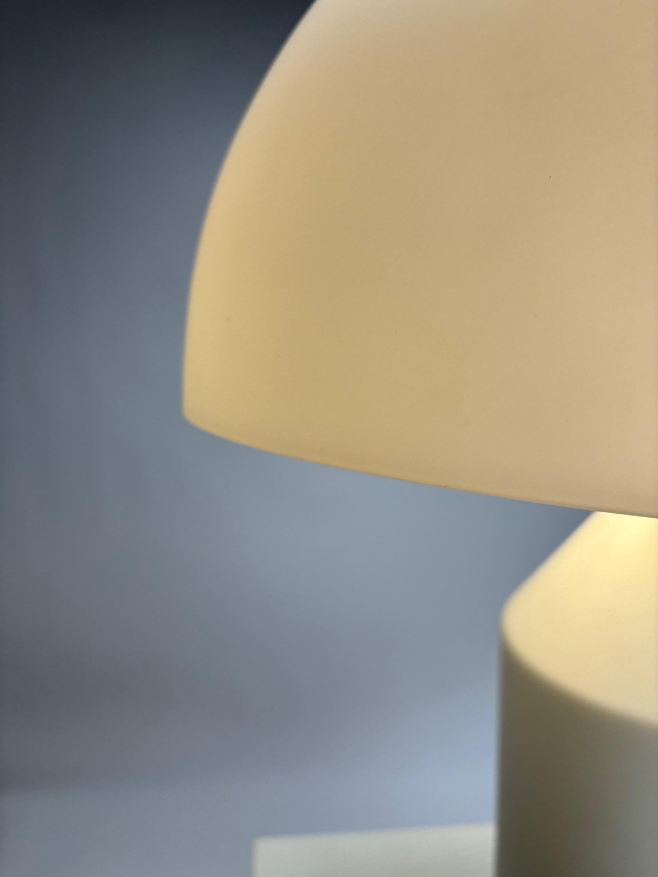 Lampada da tavolo in vetro Atollo 235 di Vico Magistretti per Oluce (Versione precedente) In condizioni buone in vendita a Argelato, BO