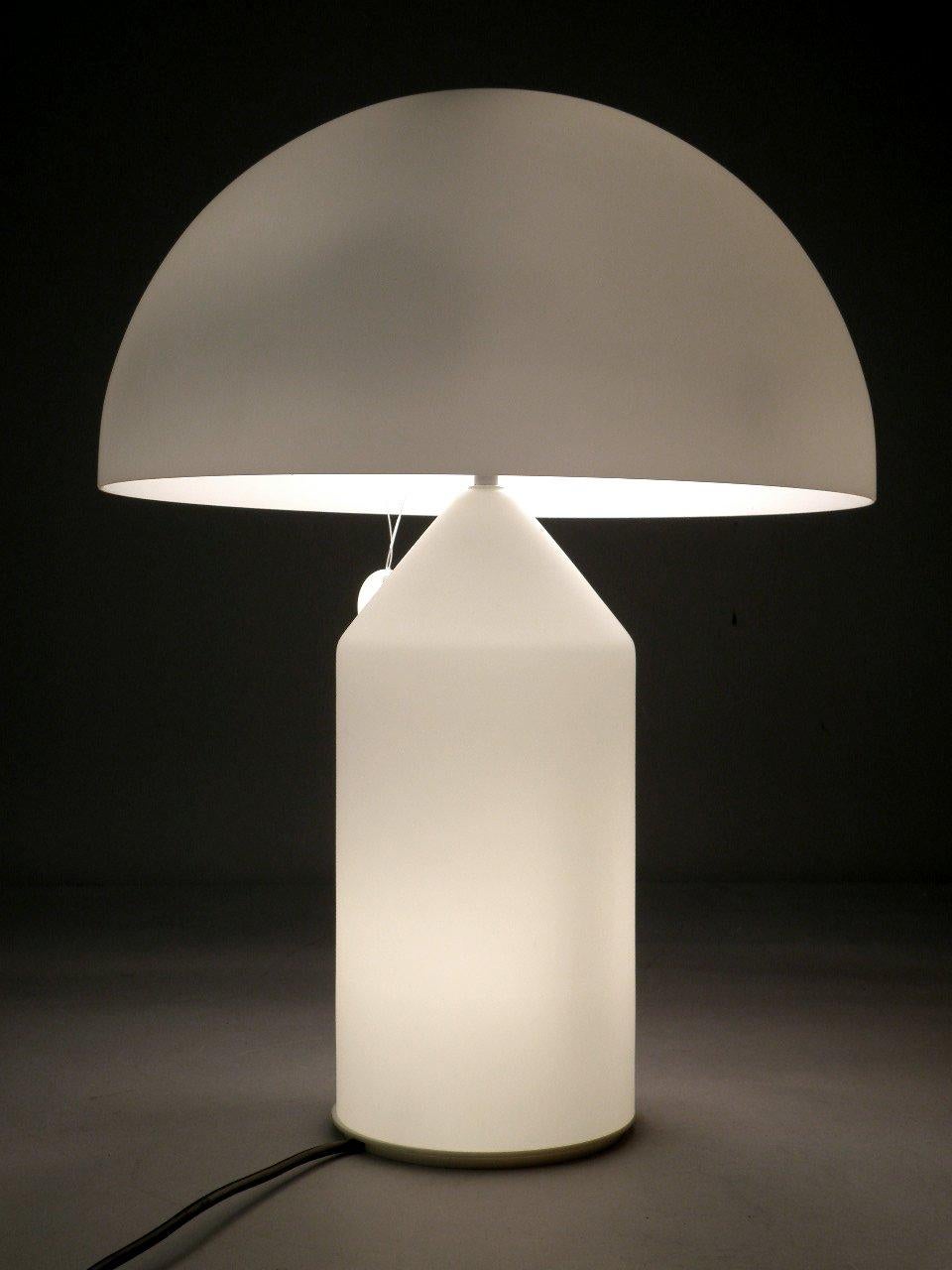Tischlampe aus Glasglas Atollo 237 von Vico Magistretti für Oluce (21. Jahrhundert und zeitgenössisch) im Angebot
