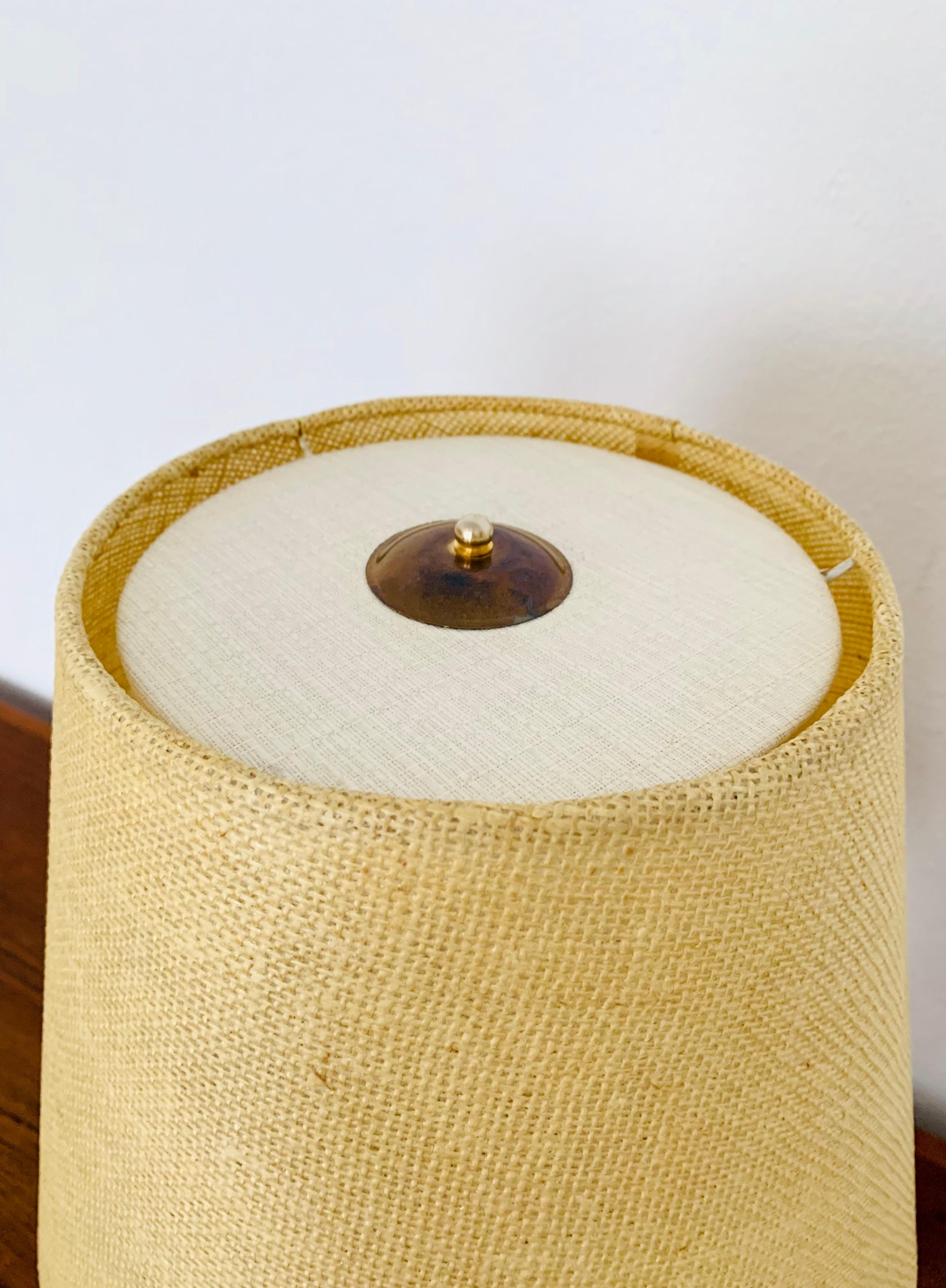 Milieu du XXe siècle Lampe de table en laiton en vente