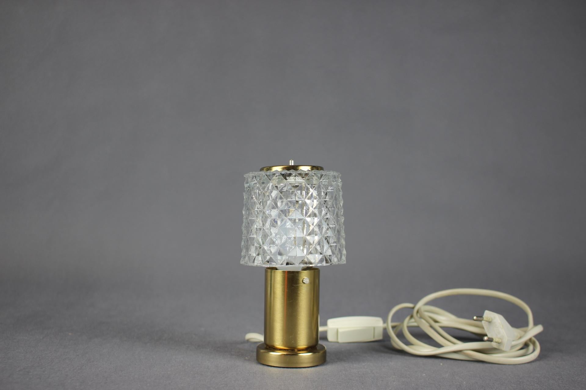 - Mid-Century Tischlampe von Kenický Šenov aus den 1970er Jahren, Tschechoslowakei,
- aus Metall und Chrom,
- weist Gebrauchs- und Altersspuren auf (Kratzer, etc.etc.),
- in gutem Originalzustand,
- Glühbirne: 1 x E14. Inklusive US-Adapter.