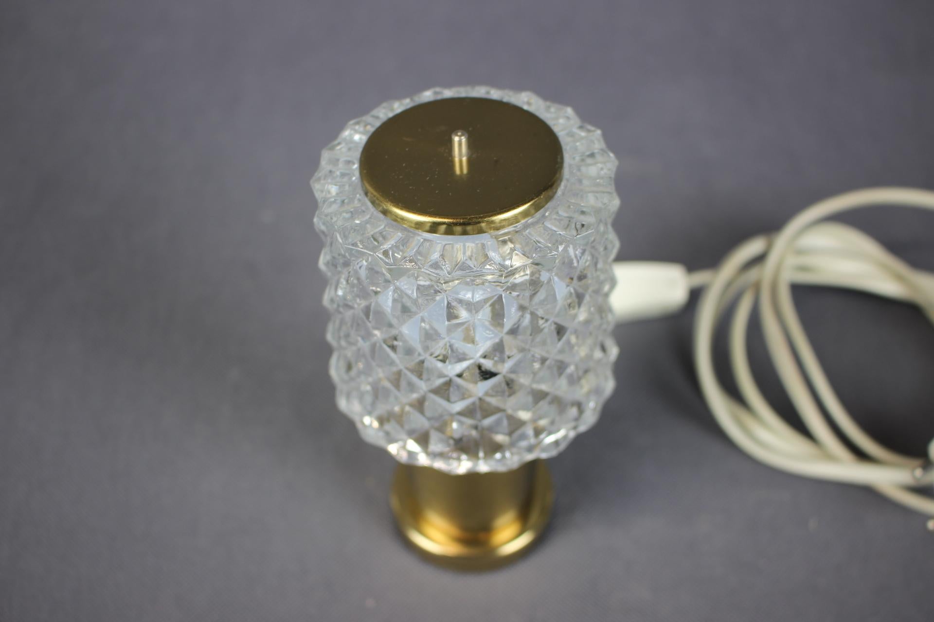 Tischlampe aus Glasglas von Kamenicky Senov, Tschechoslowakei, 1970er Jahre (Moderne der Mitte des Jahrhunderts) im Angebot