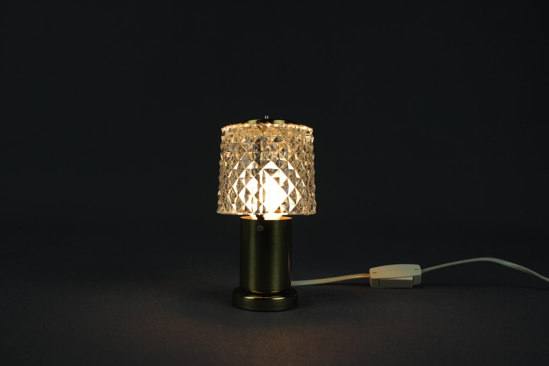 Tischlampe aus Glasglas von Kamenicky Senov, Tschechoslowakei, 1970er Jahre (Metall) im Angebot