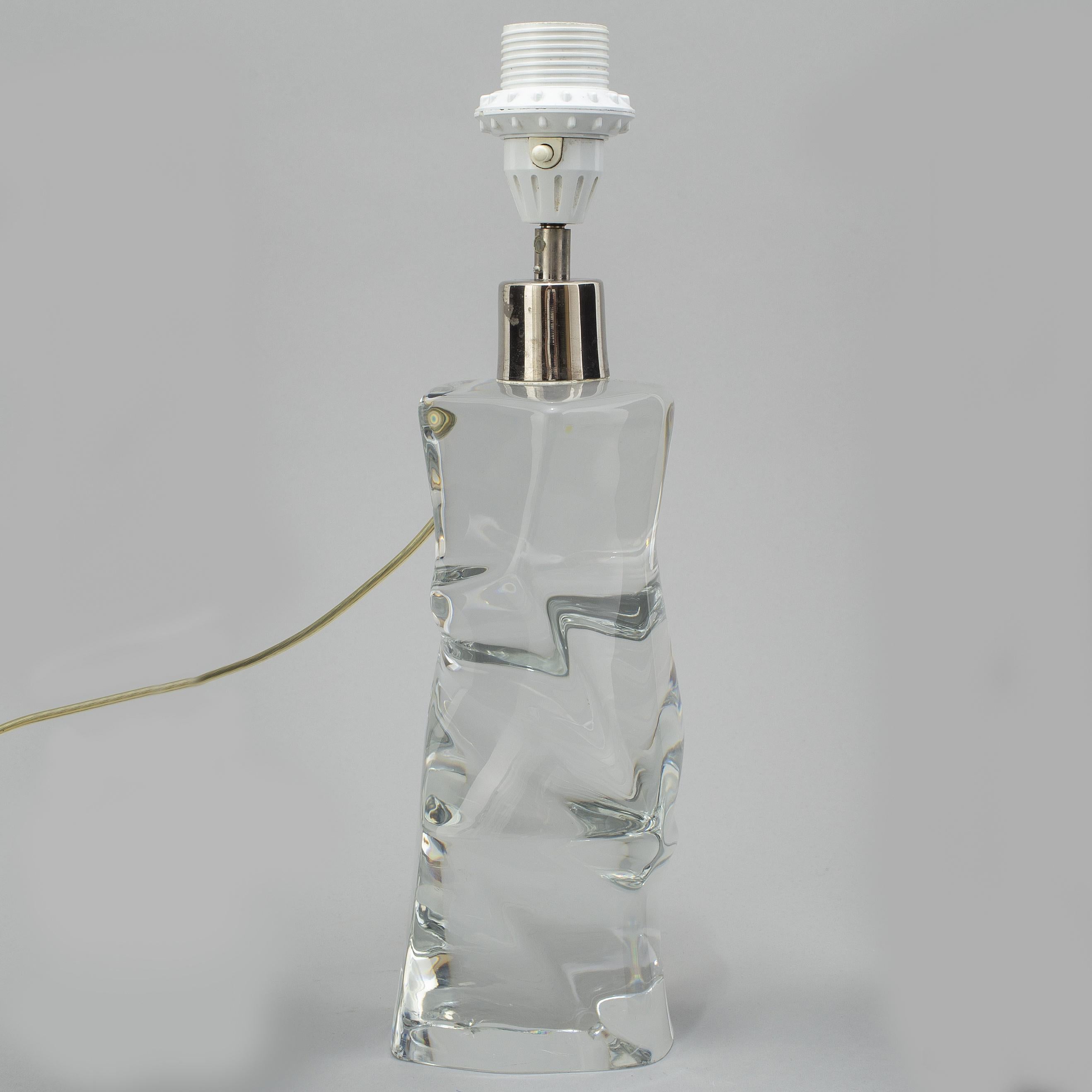 Signed table lamp made by Orrefors, in solid clear crystal with chrome trim, Olle Alberius, Sweden, 1970.
Rarely seen lamps designed by Olle Alberius, solid crystal lamp bases with a single chrome trim with original sticker.
Good condition.