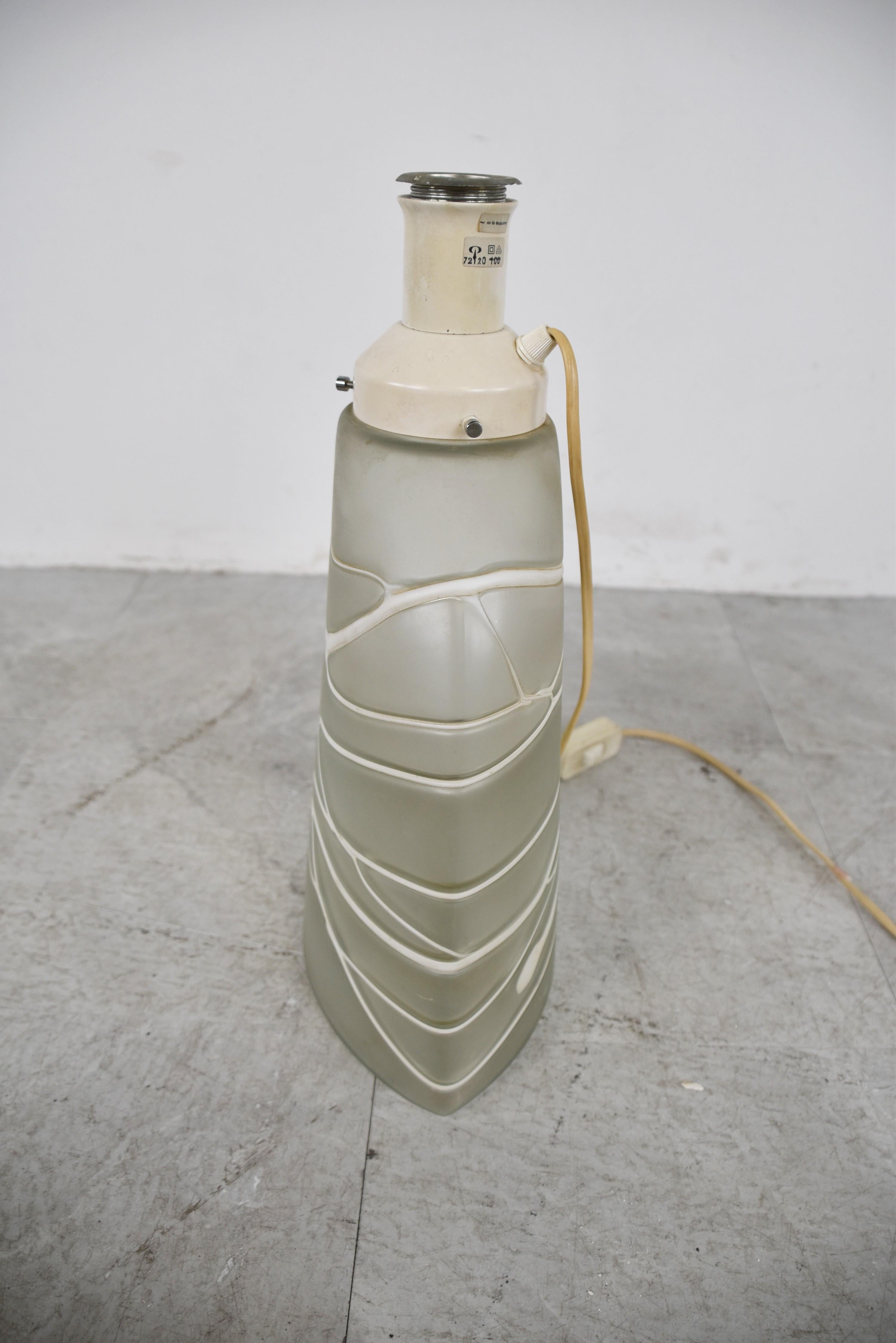 Glas-Tischlampe von Peil und Putzler aus der Mitte des Jahrhunderts. 

Sie hat einen Sockel aus Milchglas mit weißem Futter und den originalen Lampenschirm.

Die Lampe funktioniert mit einer normalen E27-Schraubglühbirne und gibt ein weiches,