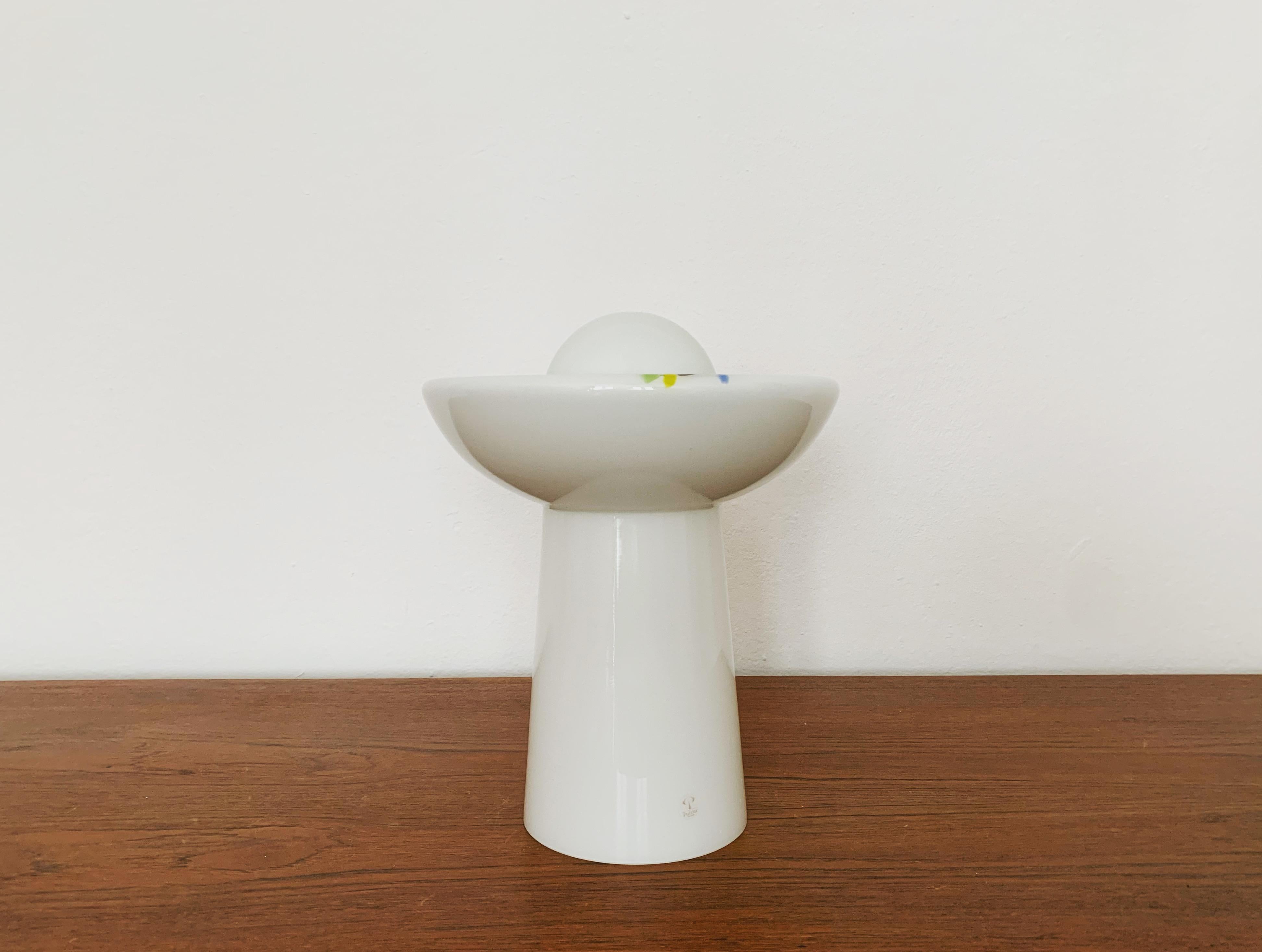 Très belle lampe de table en verre opale des années 1960.
Cette lampe est très noble et constitue un objet de design très spécial.
Une lumière agréable est créée.

Fabricant : Peill et Putzler

Condit :

Très bon état vintage avec de légers signes