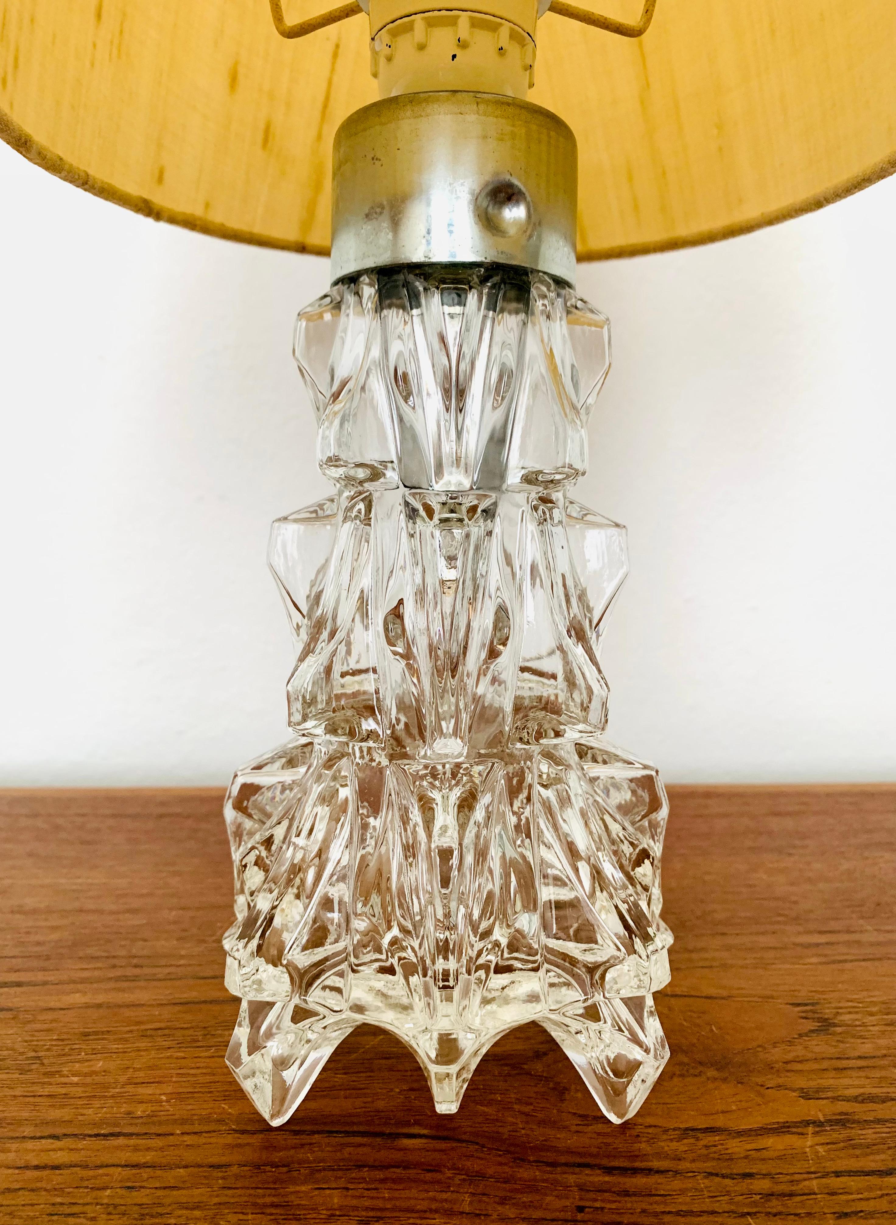 Tischlampe aus Glas von Peill und Putzler (Mitte des 20. Jahrhunderts) im Angebot