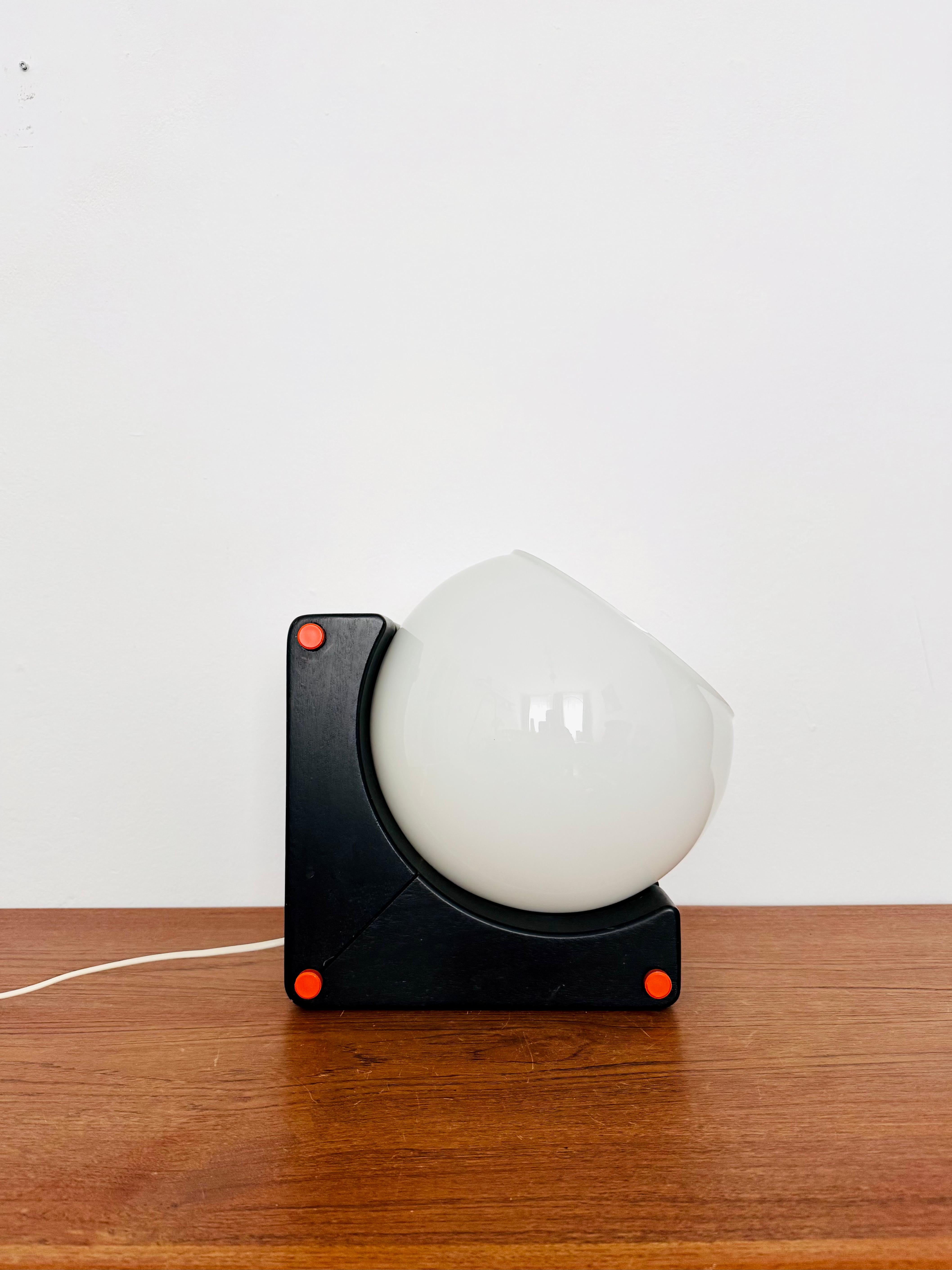 Merveilleuse et très rare lampe de table des années 1980.
Un design exceptionnel et un objet lumineux enchanteur.
La lampe crée une atmosphère lumineuse merveilleuse et constitue un excellent complément à toute maison.
Le globe de verre peut être