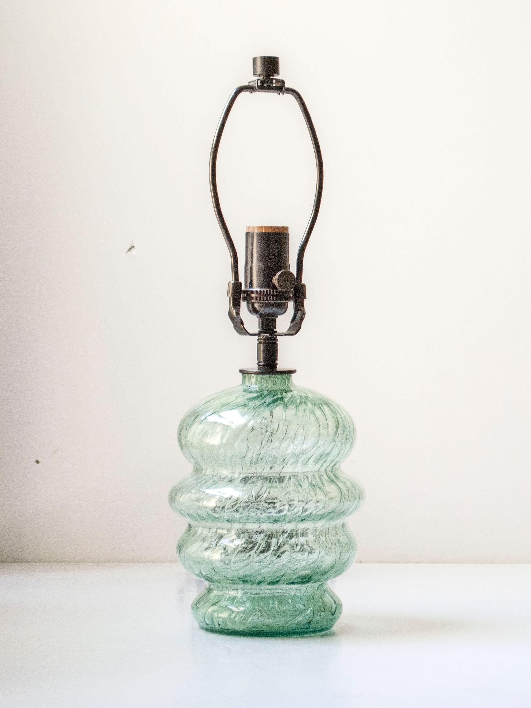 Lámpara de mesa de cristal de Ture Berglund para Skansen, Estocolmo Glasbruk, Suecia, c. 1950

Lámpara de sobremesa de cristal verde mar con burbujas encerradas en el cristal moldeado a mano.

-

Materiales: Vidrio, latón, cableado