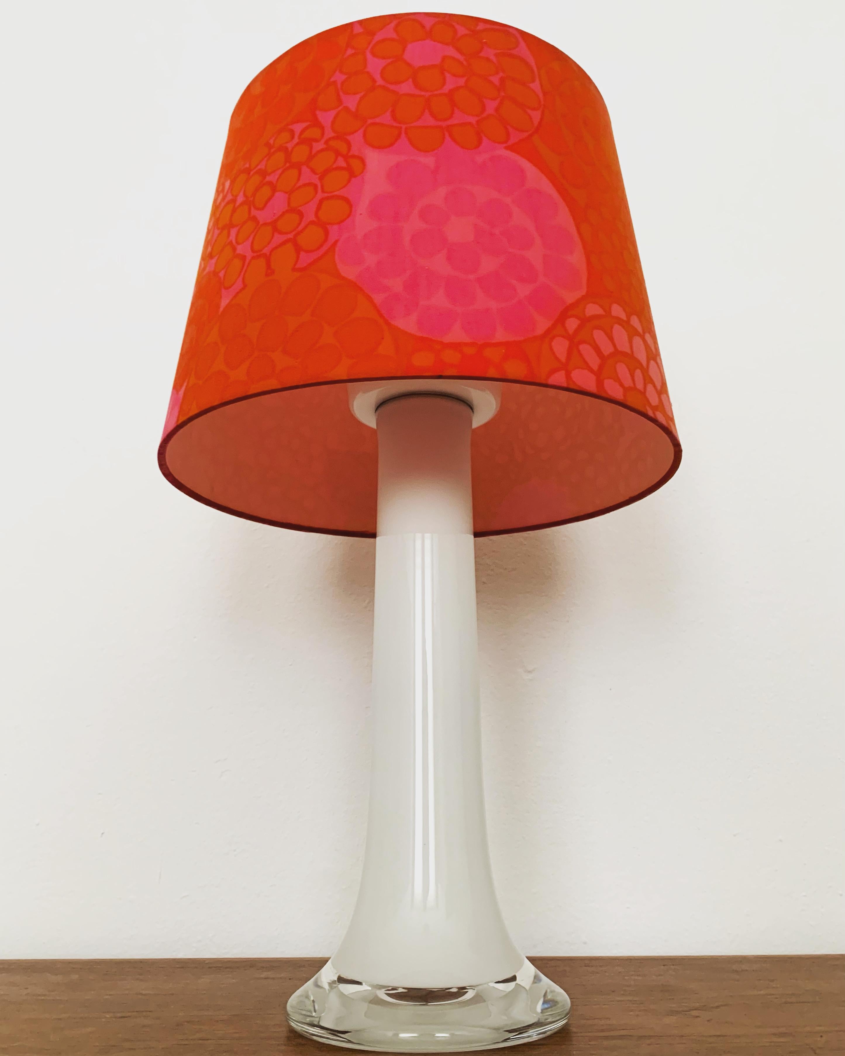 Lampe de table en verre par Uno & Östen Kristiansson pour Luxus Bon état - En vente à München, DE