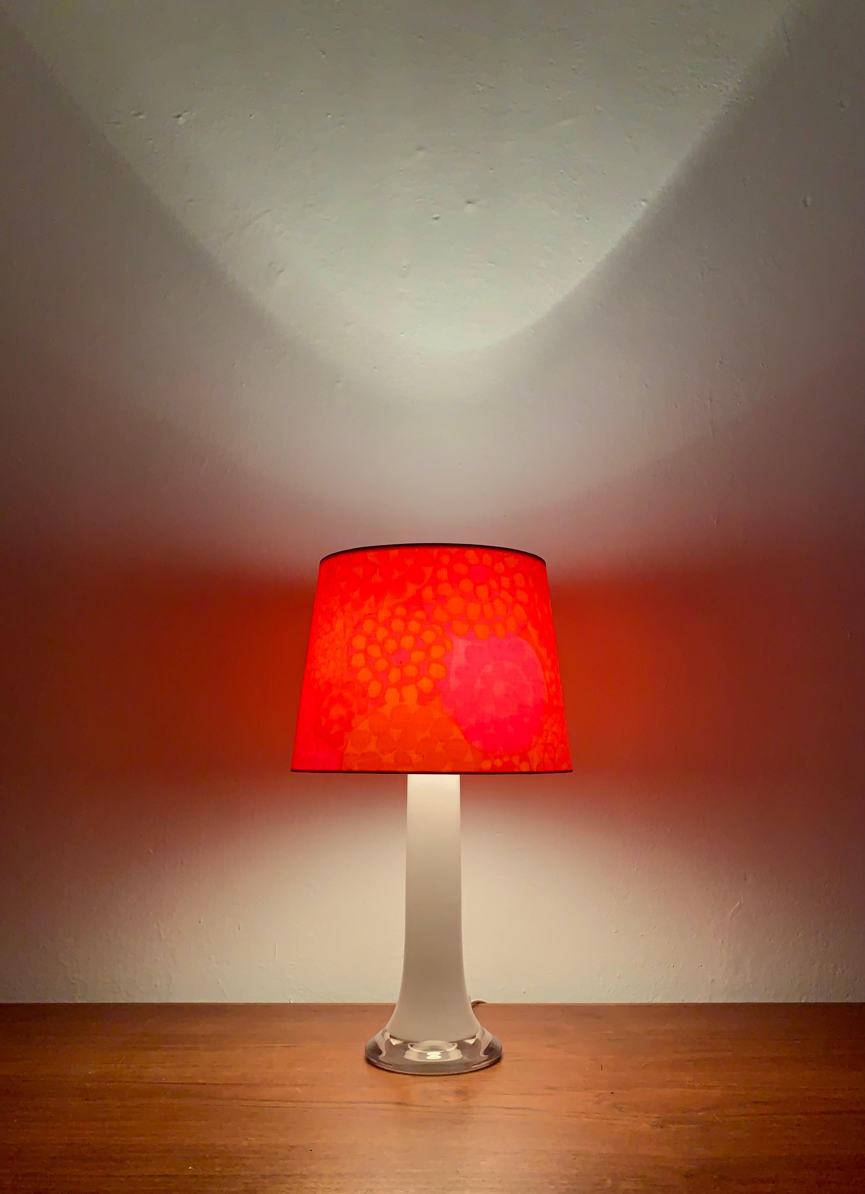 Lampe de table en verre par Uno & Östen Kristiansson pour Luxus en vente 1