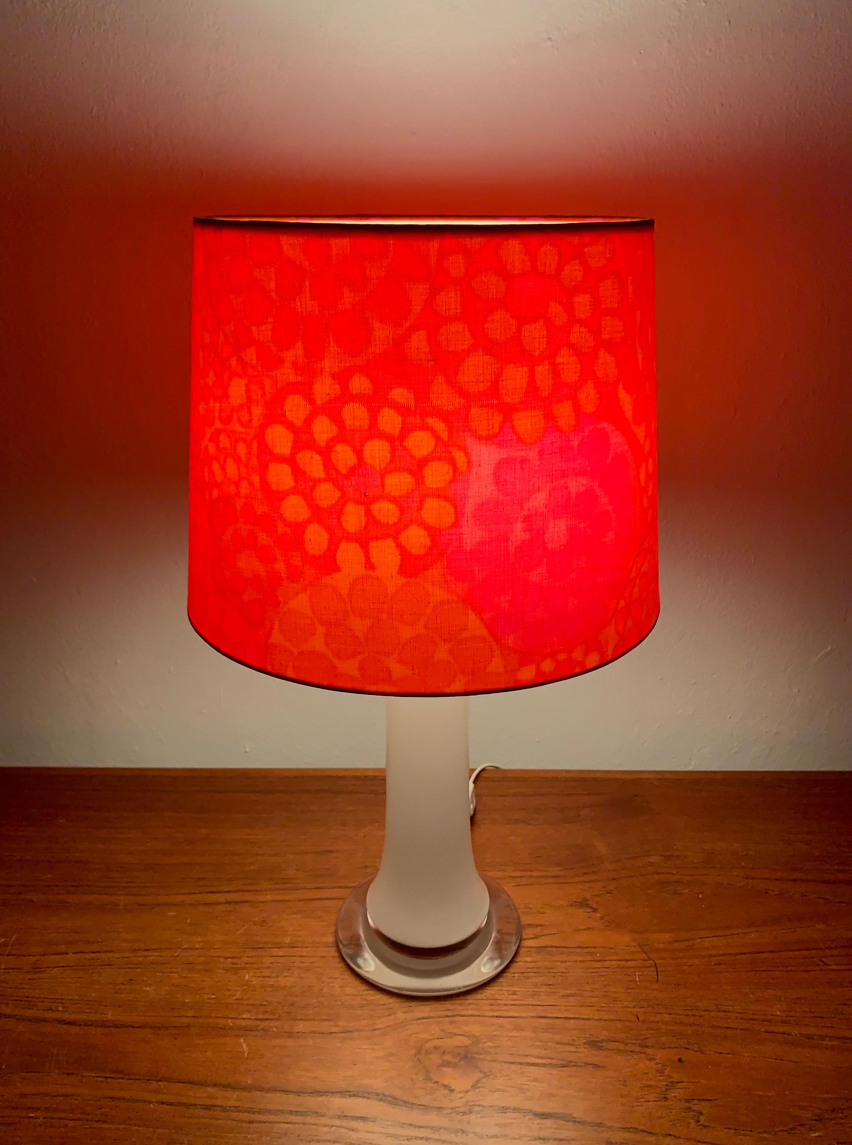 Lampe de table en verre par Uno & Östen Kristiansson pour Luxus en vente 2