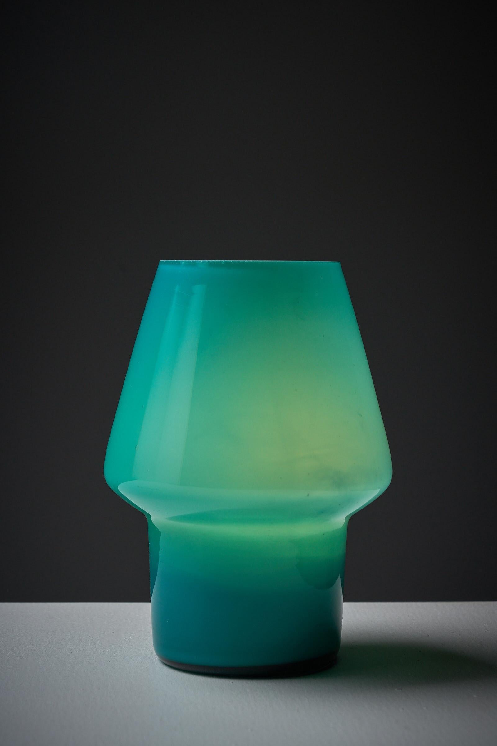 Suédois Lampe de table en verre par Uno & Östen Kristiansson pour Luxus Vittsjö, Suède, années 1970 en vente