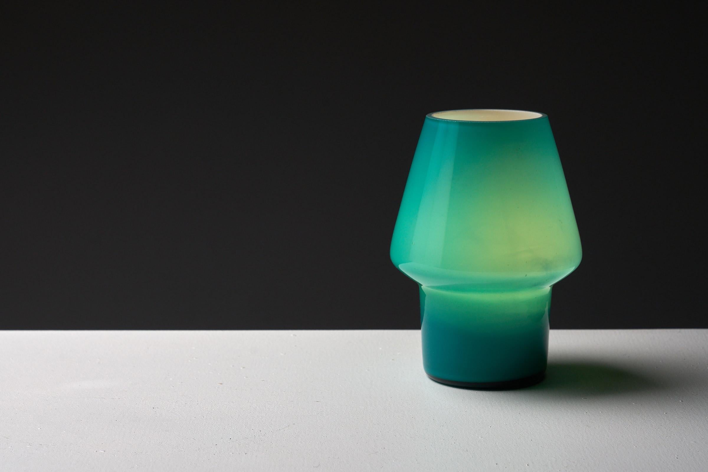 Lampe de table en verre par Uno & Östen Kristiansson pour Luxus Vittsjö, Suède, années 1970 Excellent état - En vente à Mortsel, BE