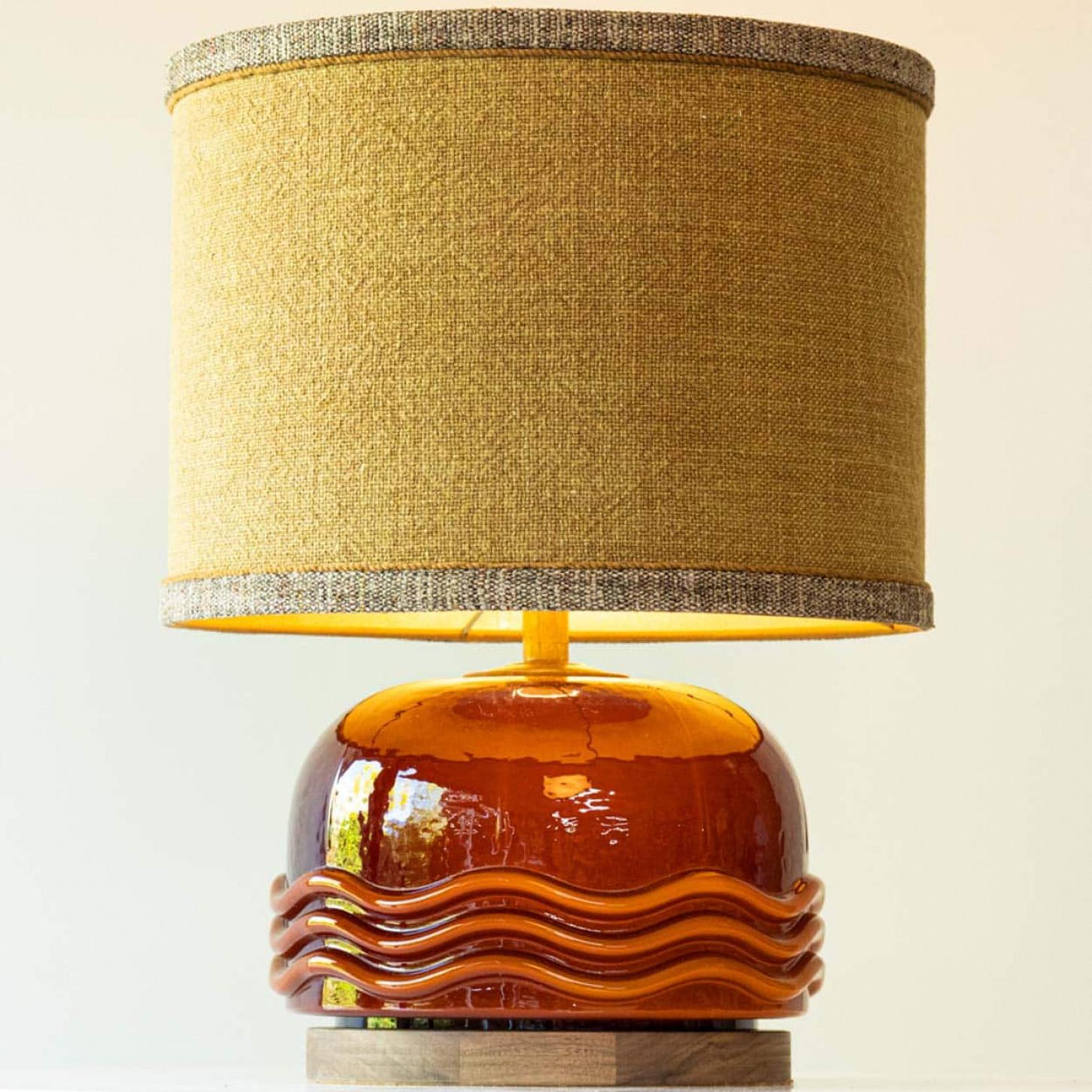 Elegante lampada da tavolo in vetro marrone con base in noce, anni '70.

Questa base per lampada conferisce un'eleganza raffinata e una ricca attrattiva visiva a qualsiasi interno. Con la sua bella forma, offre una presenza unica. 

Questa base in