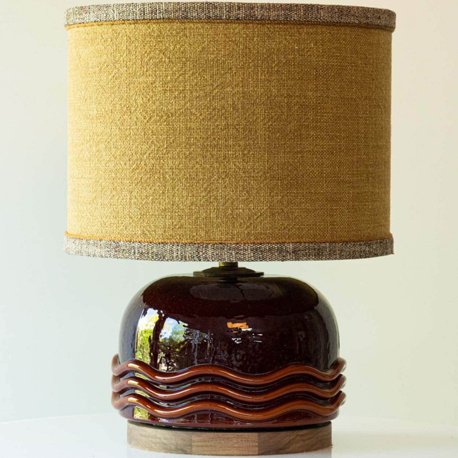 Mid-Century moderno Lampada da tavolo in vetro marrone cammello con base in noce, paralume in seta nuova di R. Houben in vendita