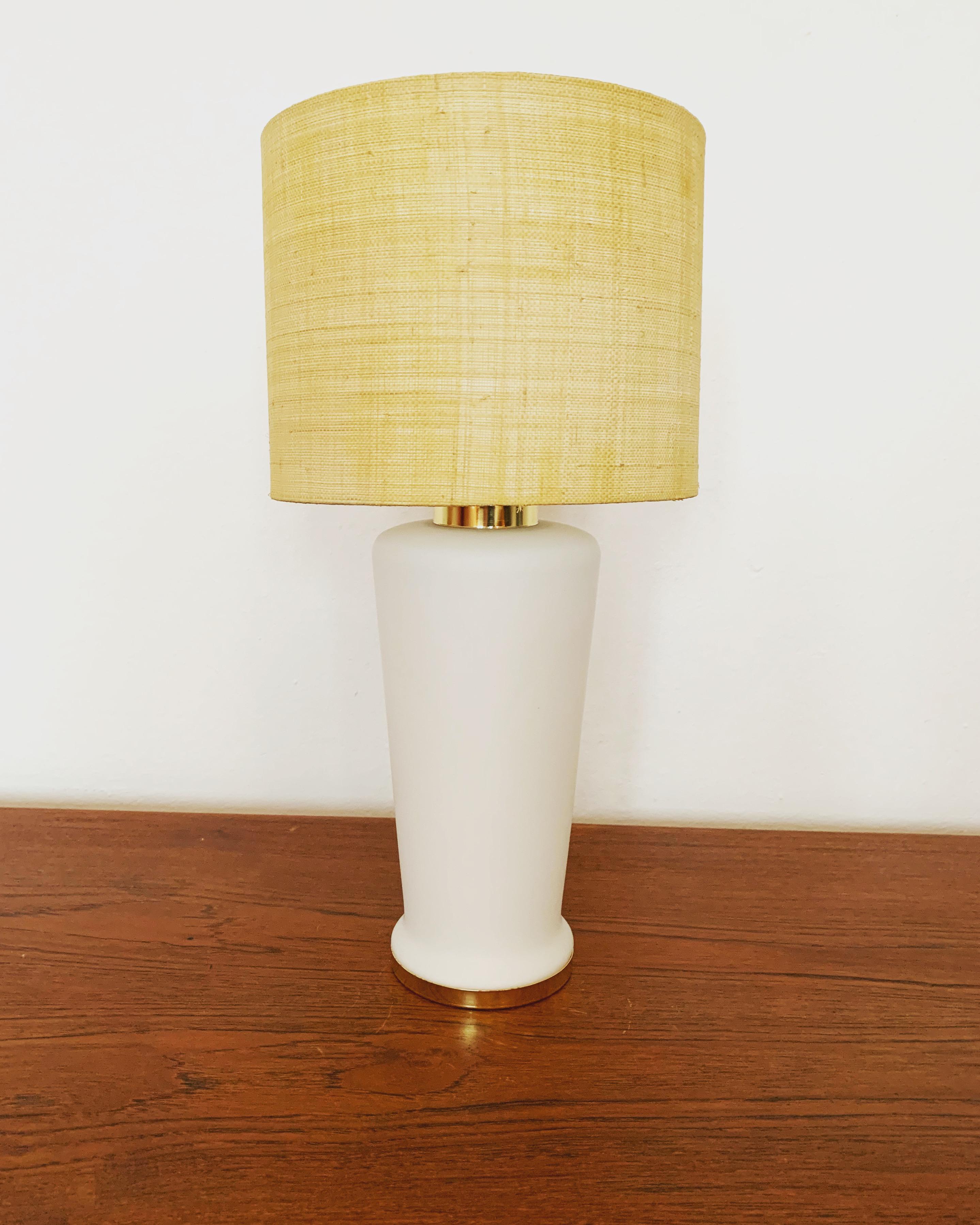 Particulièrement belle lampe de table en verre des années 1960.
La lampe est équipée d'une douille à commutation séparée dans la base de la lampe.
Une ambiance lumineuse très agréable est créée.

Les photos font partie de la description.

Si vous