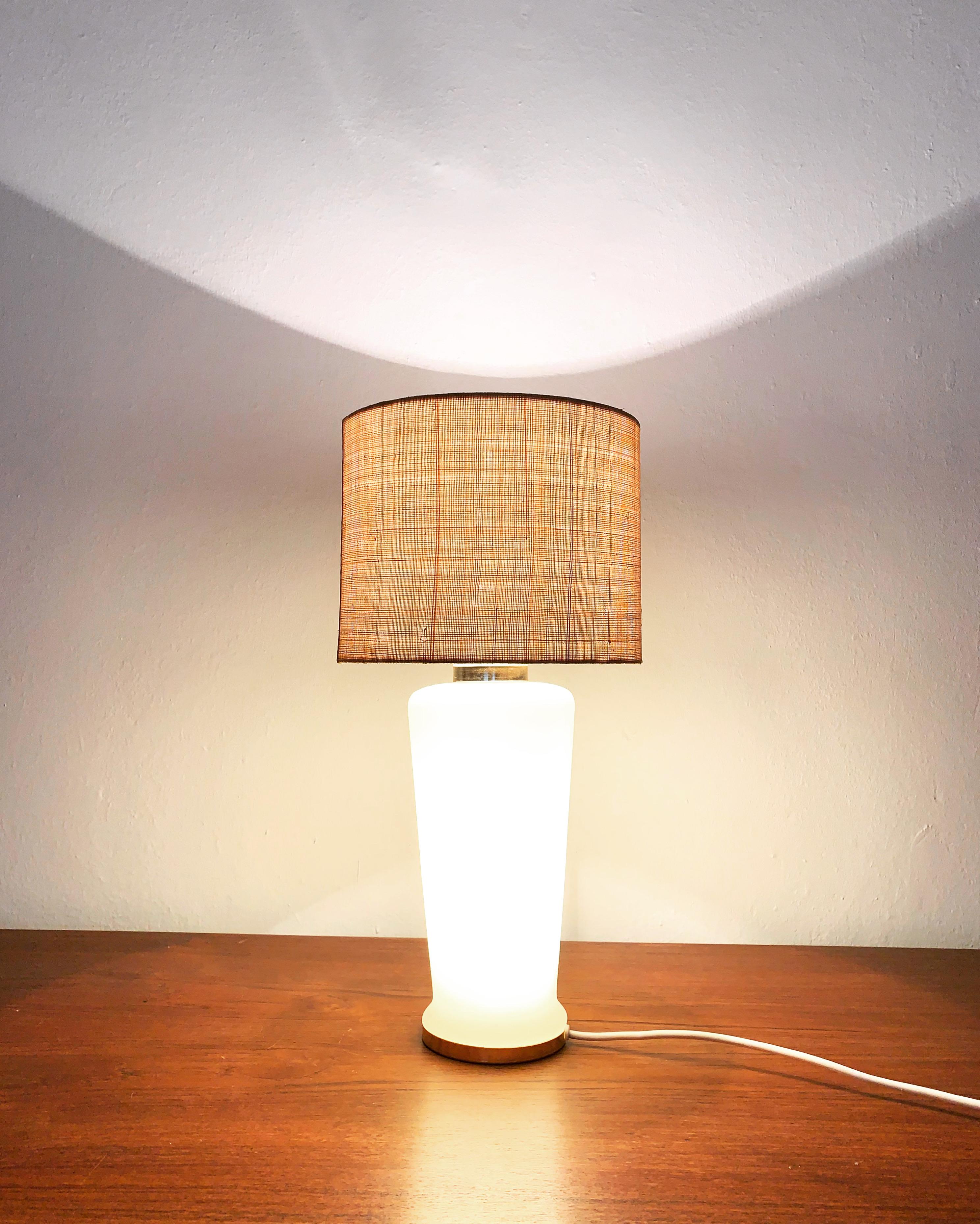 Milieu du XXe siècle Lampe de table en verre en vente