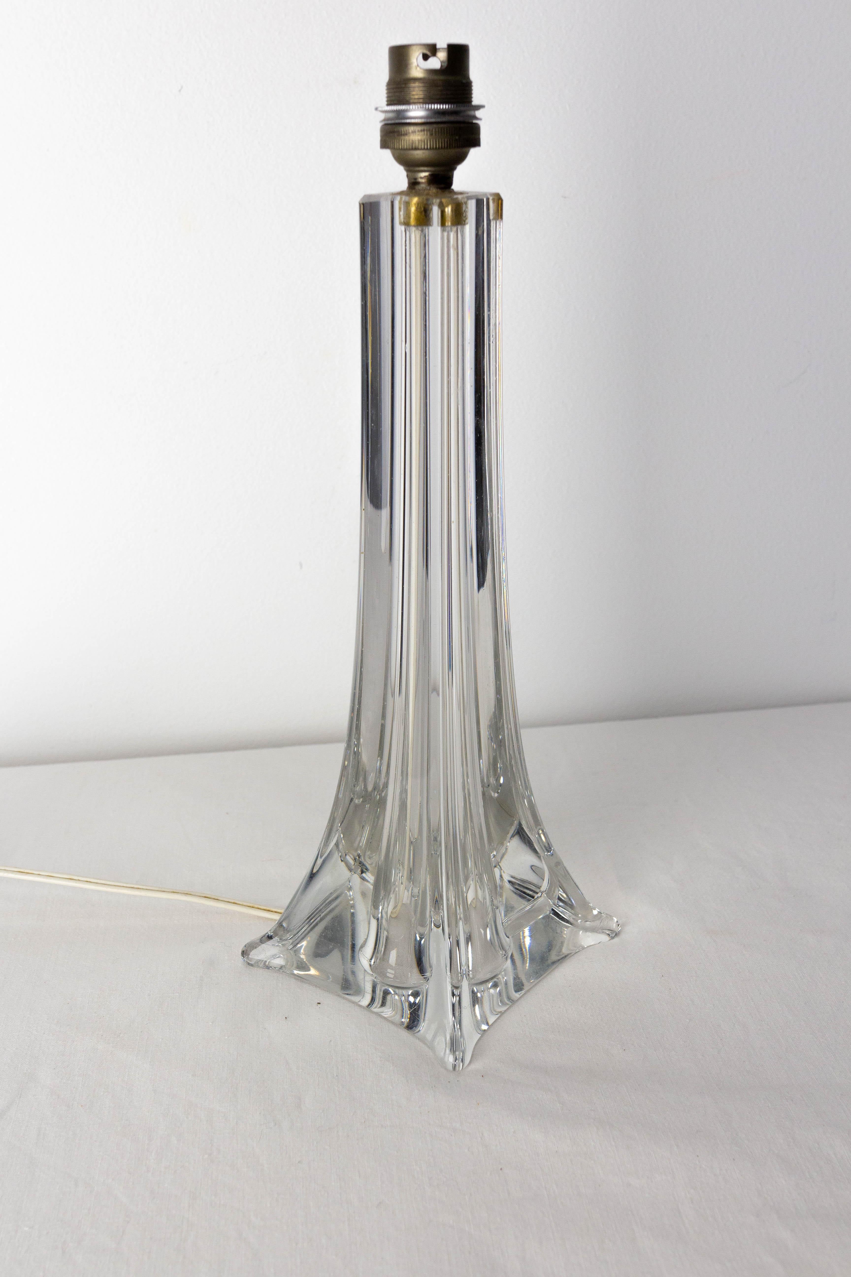 Table lamp in Saint Louis Crystal
French mid-century
The Compagnie des Cristalleries de Saint-Louis is a French crystal manufacture that produces pieces in the fields of decoration, table arts, lighting and furniture. Founded in 1586 in the valley