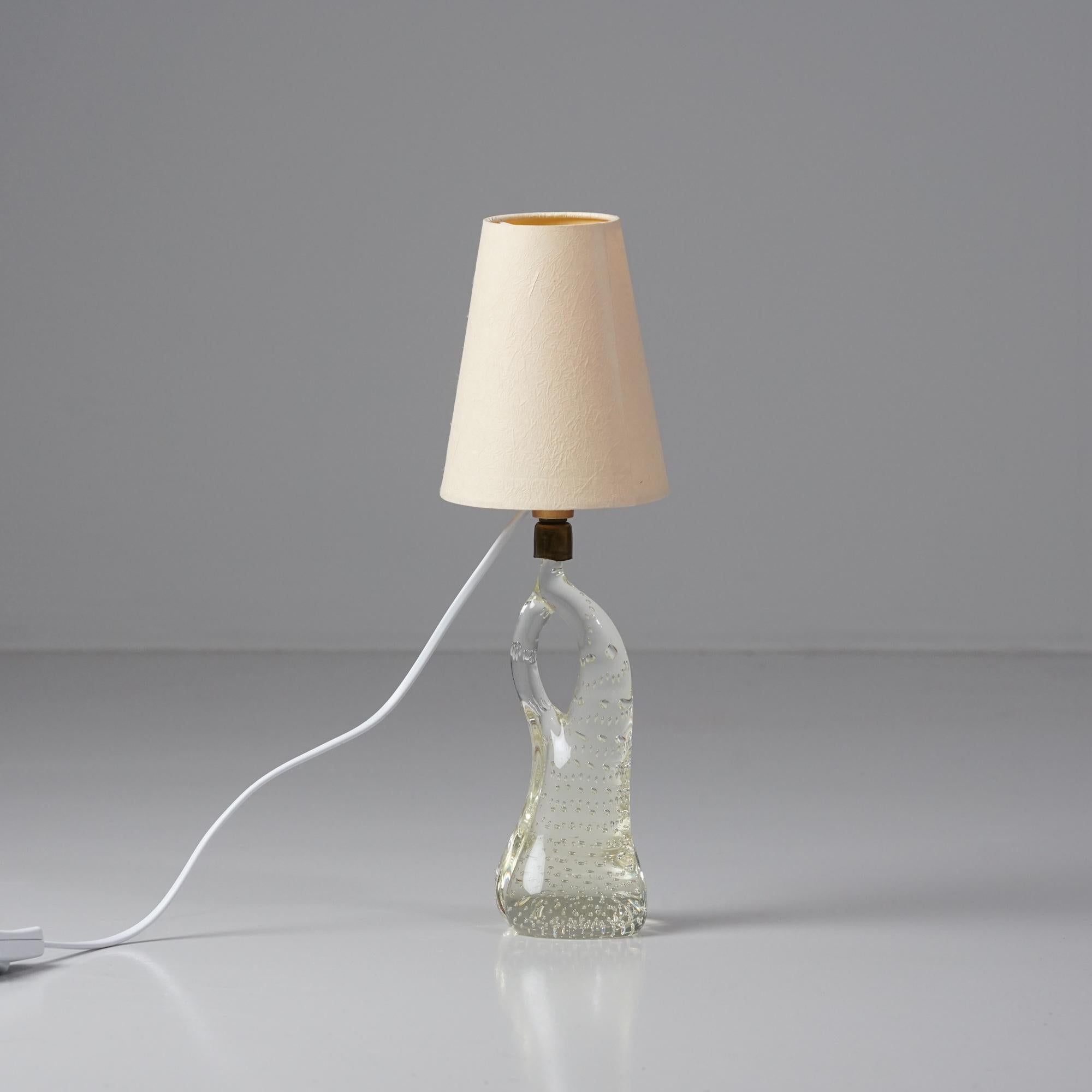 Lámpara de mesa de cristal, fabricada en Italia, años 60. Marco de cristal, detalle de latón, pantalla de papel. Buen estado vintage, pátina menor acorde con la edad y el uso. 