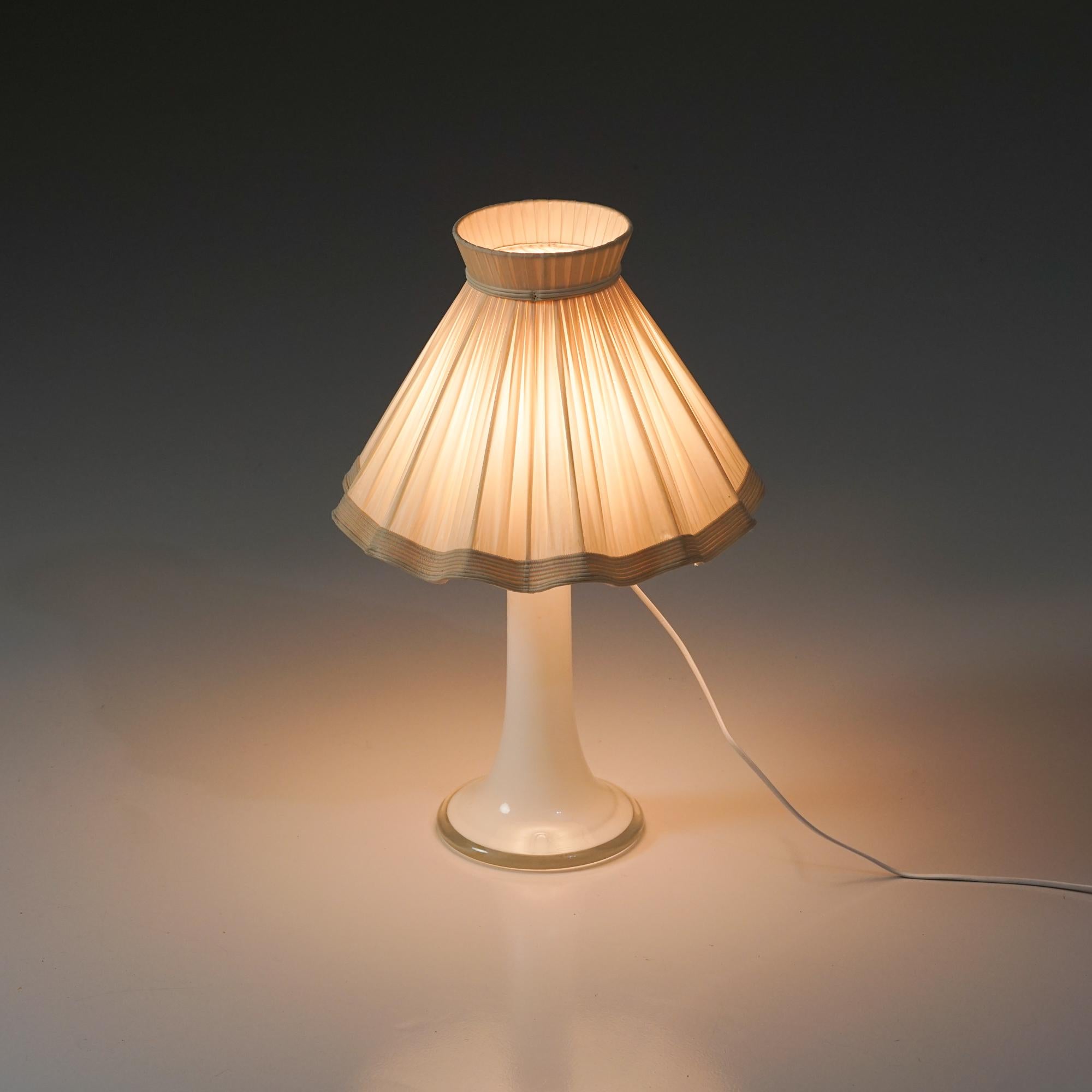 Lampada da tavolo in vetro, design di Lisa Johansson-Pape, prodotta da Orno Oy, anni '60. Struttura in vetro con dettagli in metallo. Paralume in Fabrice. Buone condizioni vintage, lieve patina coerente con l'età e l'uso. Design moderno scandinavo