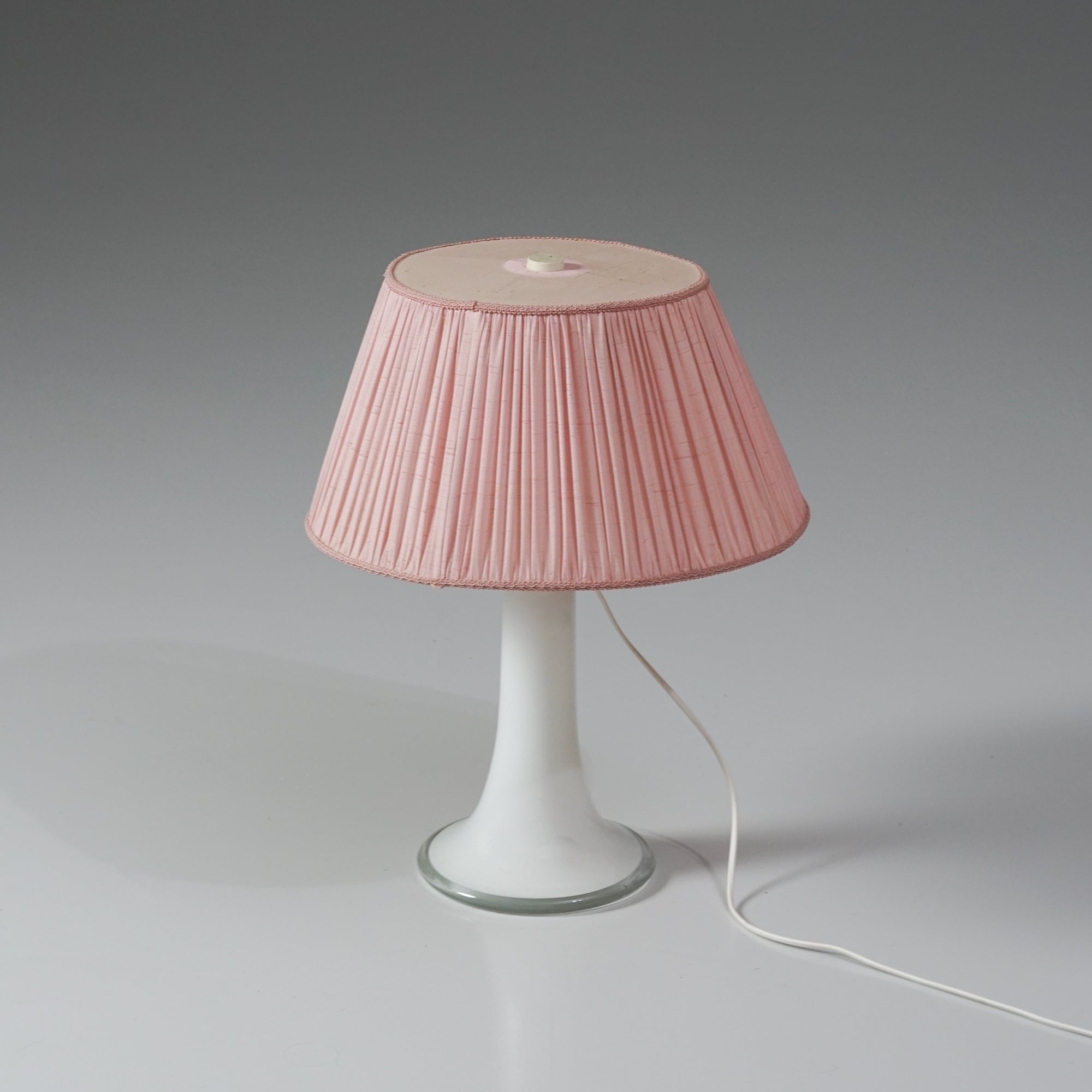 Lampada da tavolo in vetro, design di Lisa Johansson-Pape, prodotta da Orno Oy, anni '60. Cornice in vetro con dettagli in rame. Paralume in tessuto. Buone condizioni vintage, lieve patina coerente con l'età e l'uso. Design moderno scandinavo senza