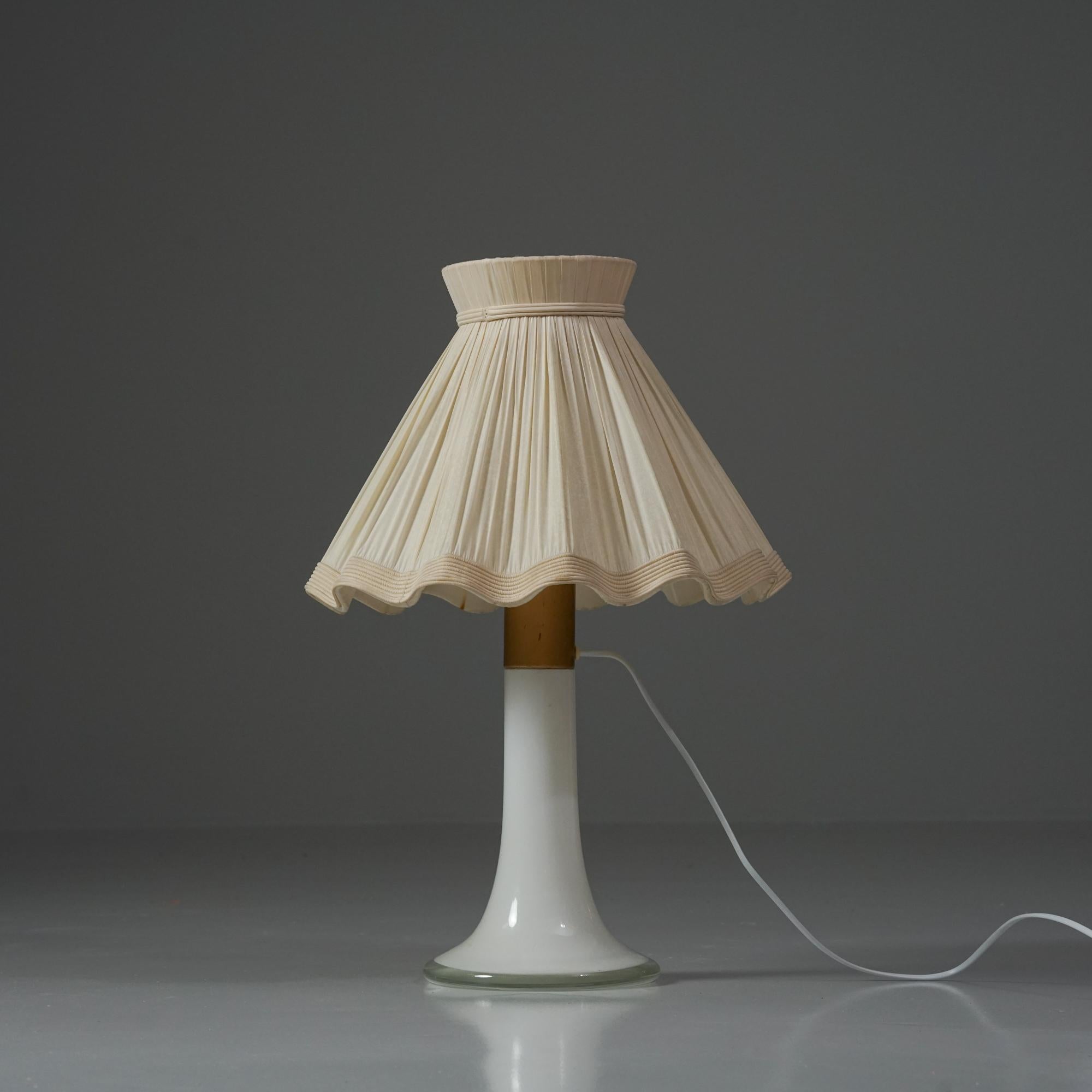 Scandinavo moderno Lampada da tavolo in vetro, Lisa Johansson-Pape, Orno Oy, anni '1960 in vendita