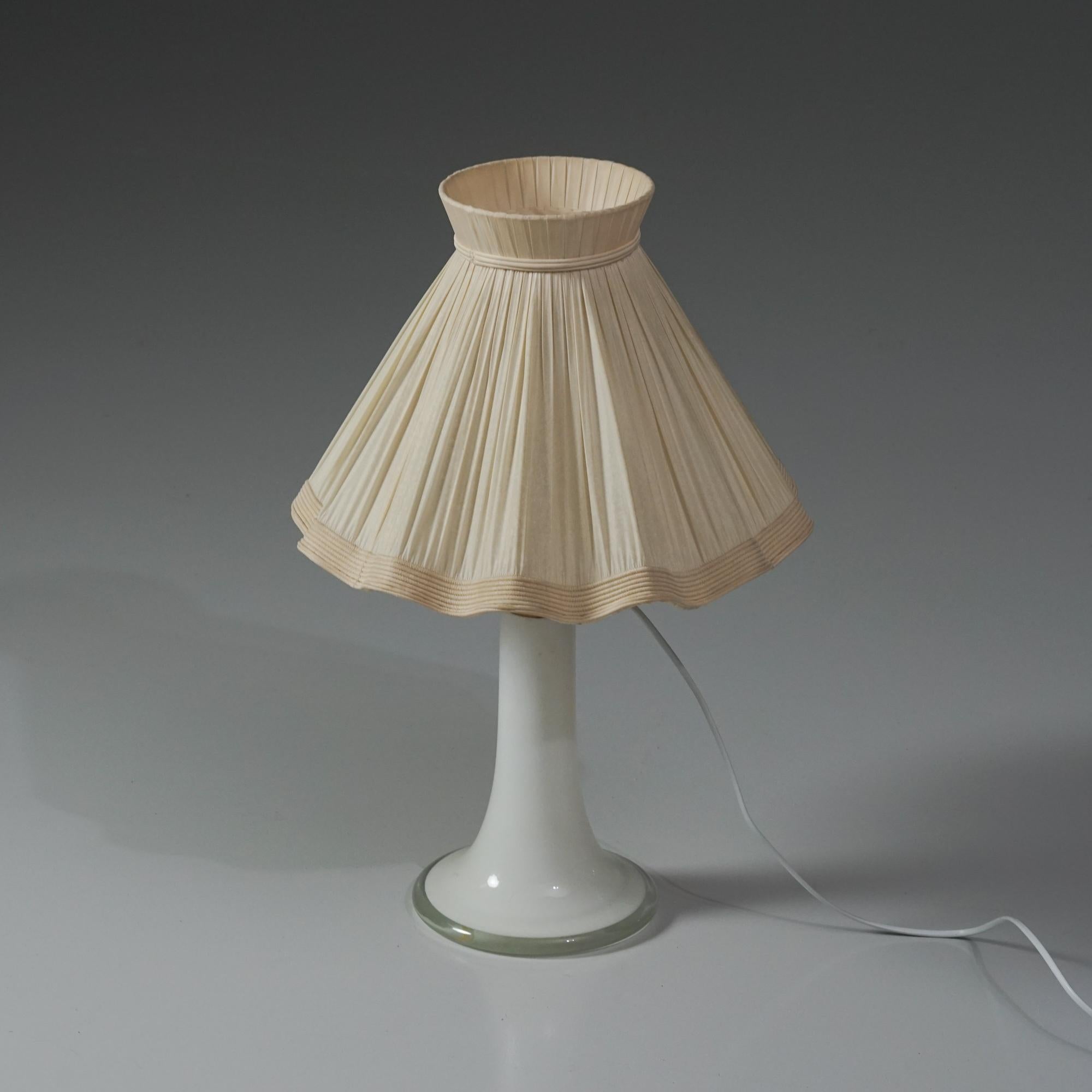 Lampada da tavolo in vetro, Lisa Johansson-Pape, Orno Oy, anni '1960 In condizioni buone in vendita a Helsinki, Uusimaa