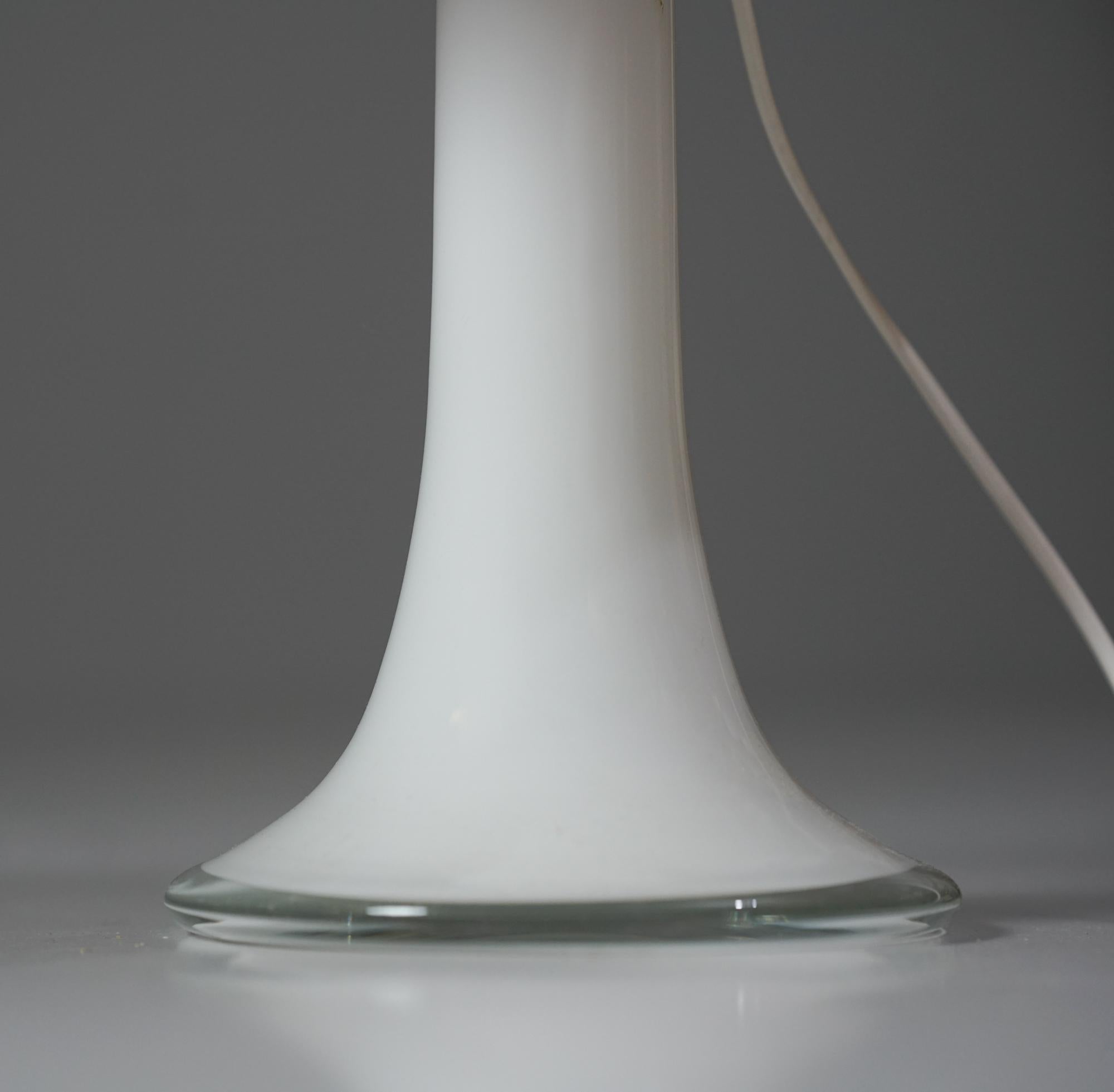 Lampada da tavolo in vetro, Lisa Johansson-Pape, Orno Oy, anni '1960 In condizioni buone in vendita a Helsinki, Uusimaa