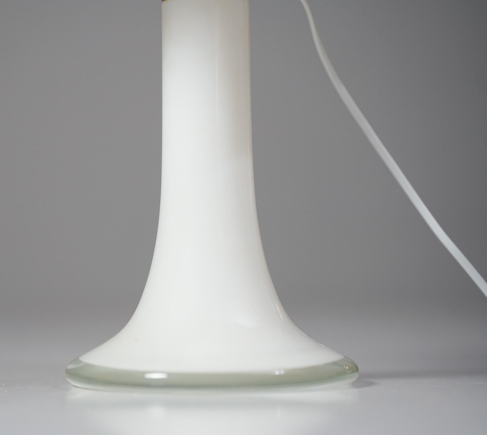 Metà XX secolo Lampada da tavolo in vetro, Lisa Johansson-Pape, Orno Oy, anni '1960 in vendita