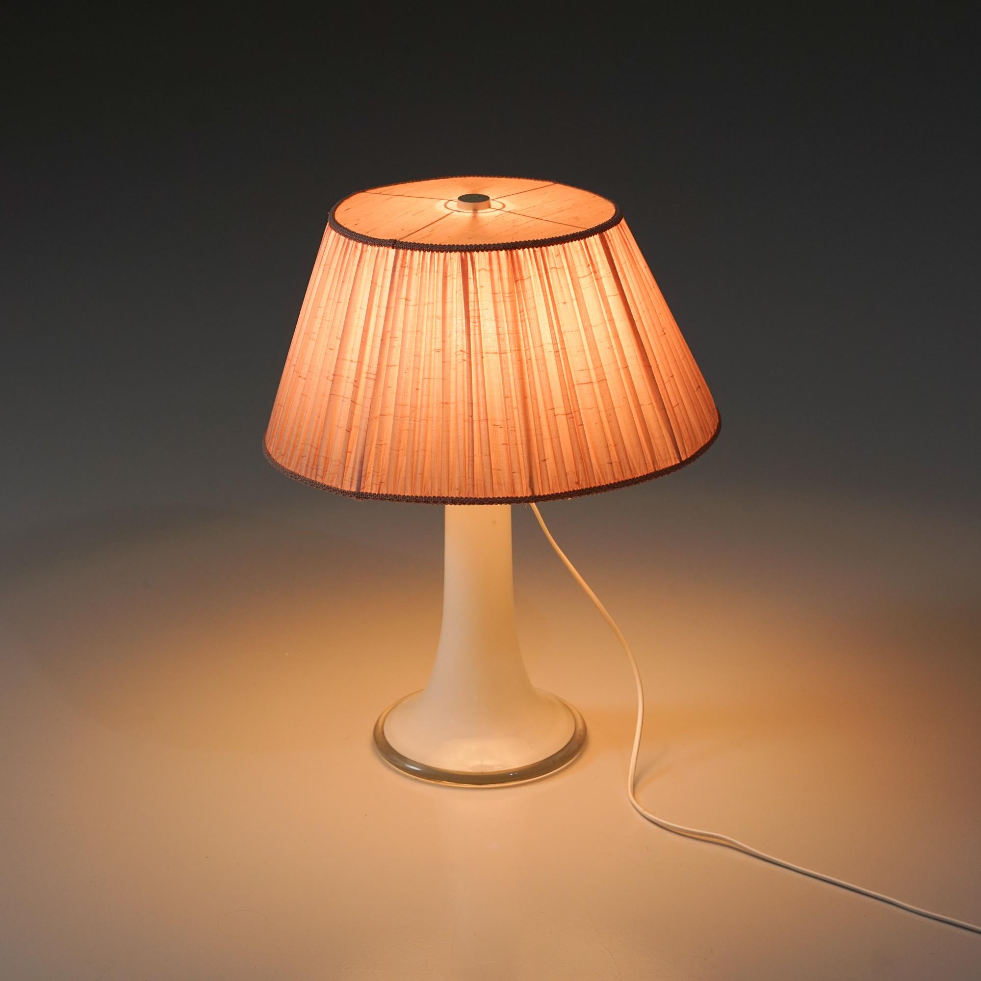 Metà XX secolo Lampada da tavolo in vetro, Lisa Johansson-Pape, Orno Oy, anni '1960 in vendita