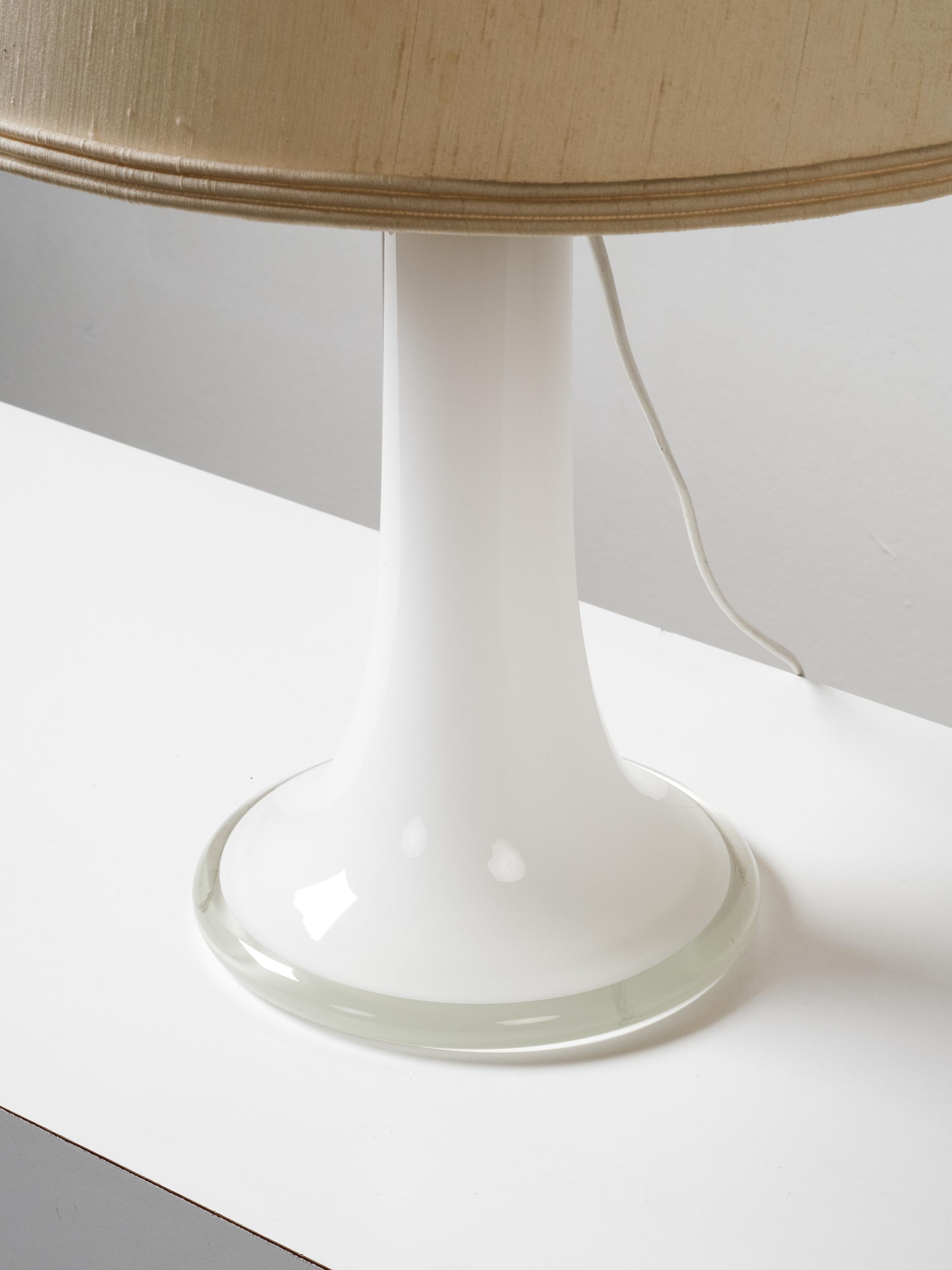 Lampada da tavolo in vetro Model 46-017 di Lisa Johansson-Pape per Orno, Finlandia, anni '60 in vendita 3