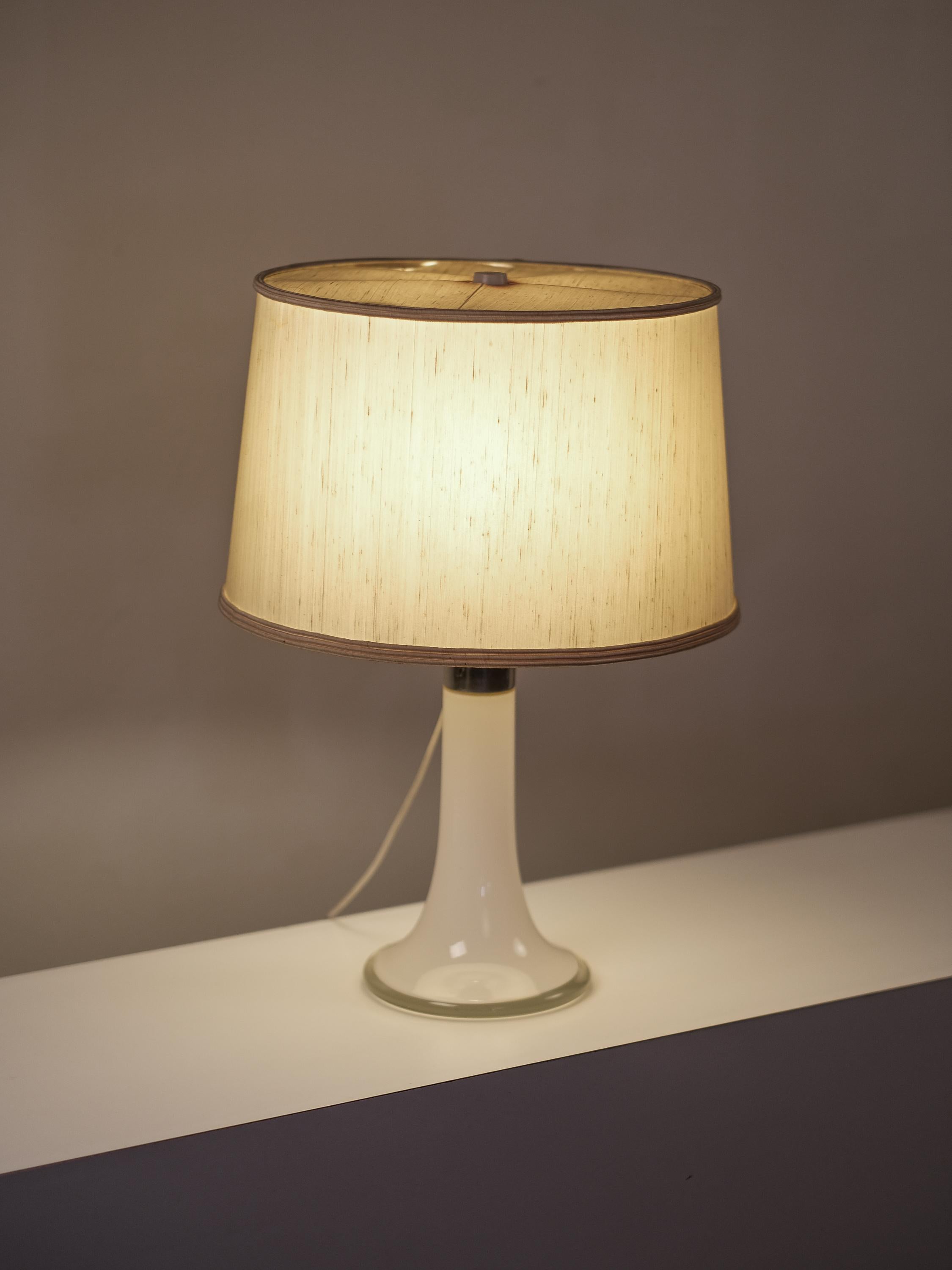 Lampada da tavolo in vetro Model 46-017 di Lisa Johansson-Pape per Orno, Finlandia, anni '60 in vendita 7