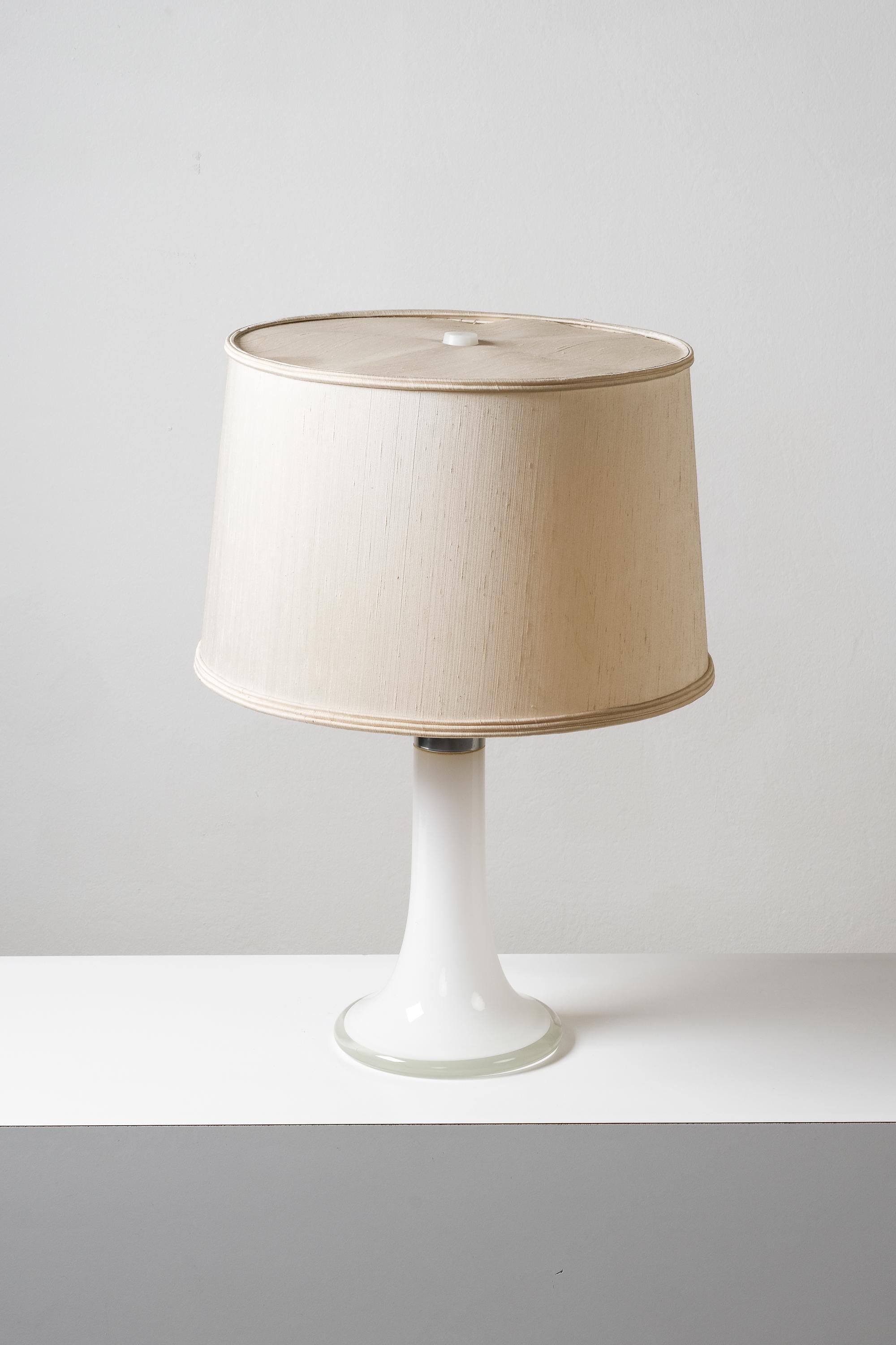 Scandinavo moderno Lampada da tavolo in vetro Model 46-017 di Lisa Johansson-Pape per Orno, Finlandia, anni '60 in vendita