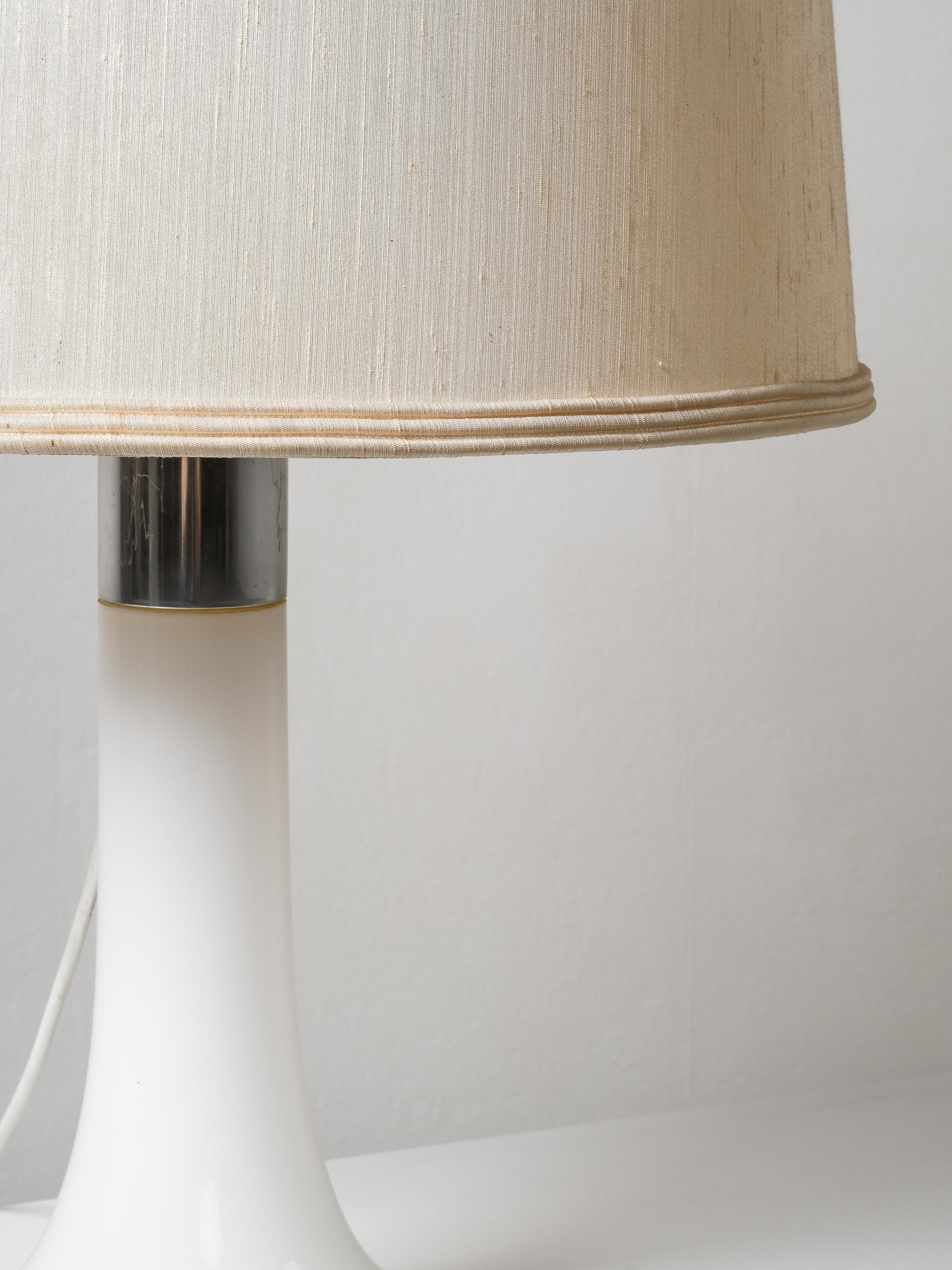 Lampada da tavolo in vetro Model 46-017 di Lisa Johansson-Pape per Orno, Finlandia, anni '60 In condizioni buone in vendita a Karis, Nyland