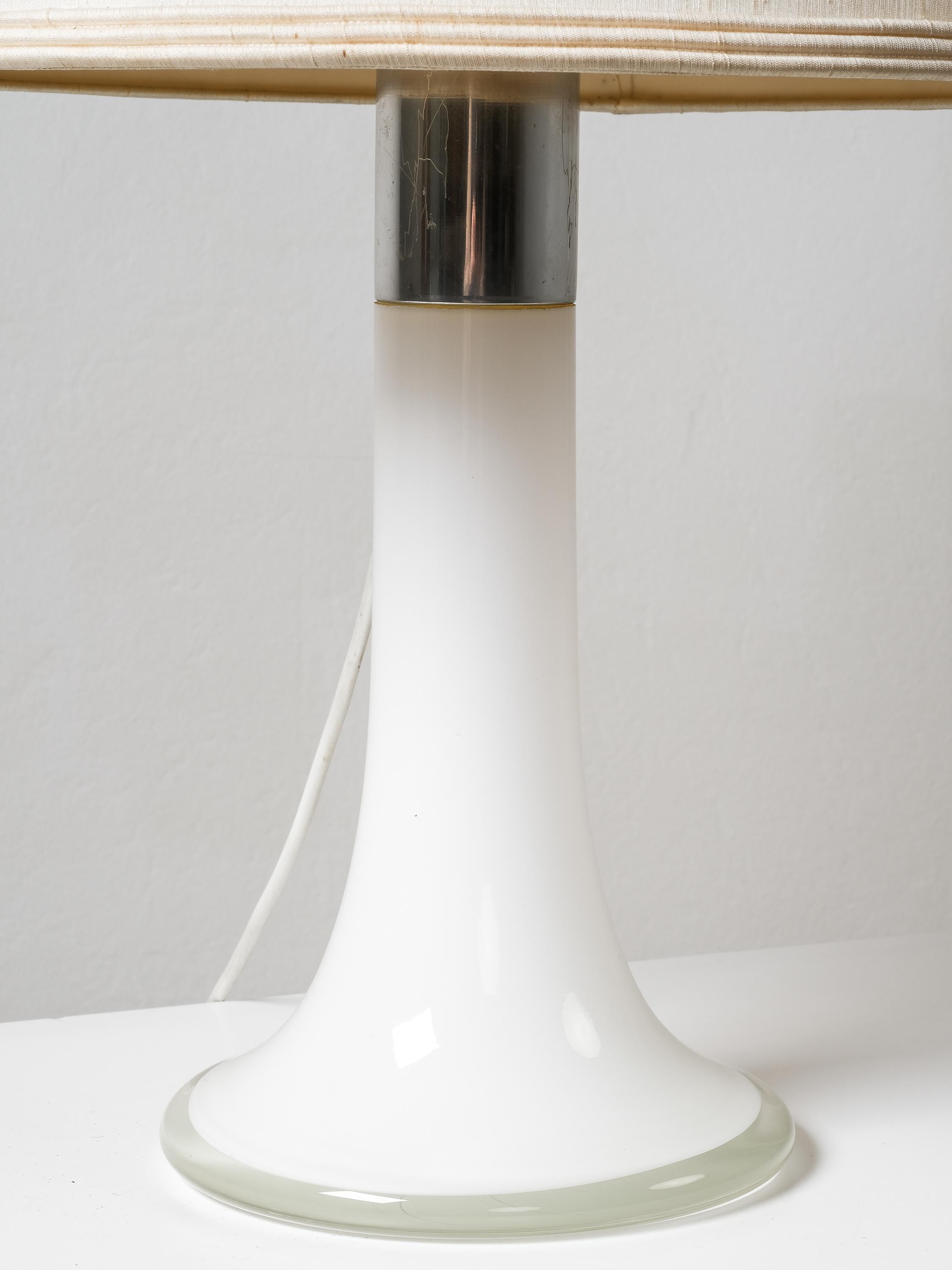 Metà XX secolo Lampada da tavolo in vetro Model 46-017 di Lisa Johansson-Pape per Orno, Finlandia, anni '60 in vendita