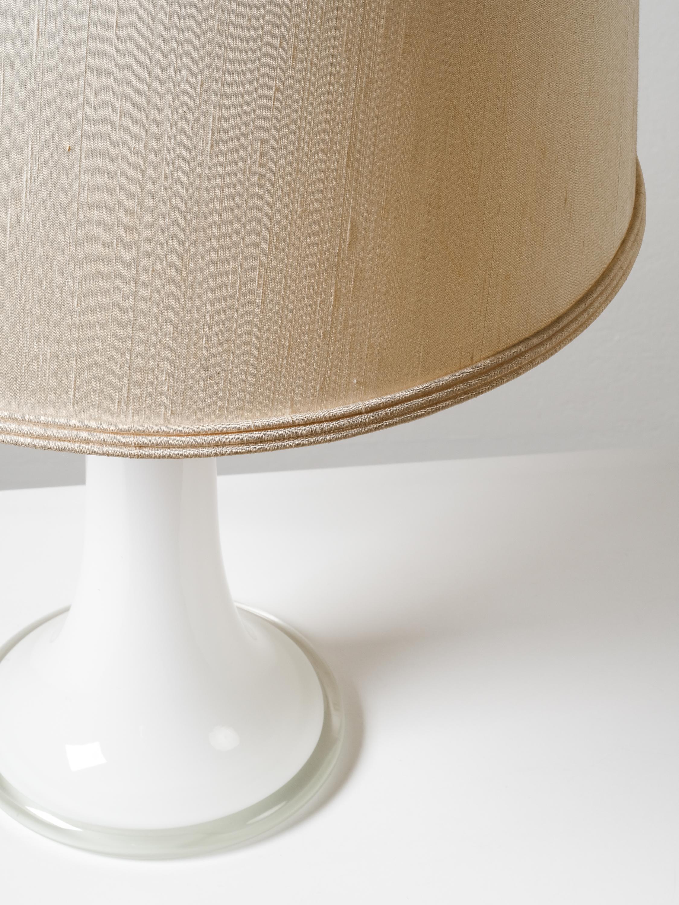 Lampada da tavolo in vetro Model 46-017 di Lisa Johansson-Pape per Orno, Finlandia, anni '60 in vendita 1