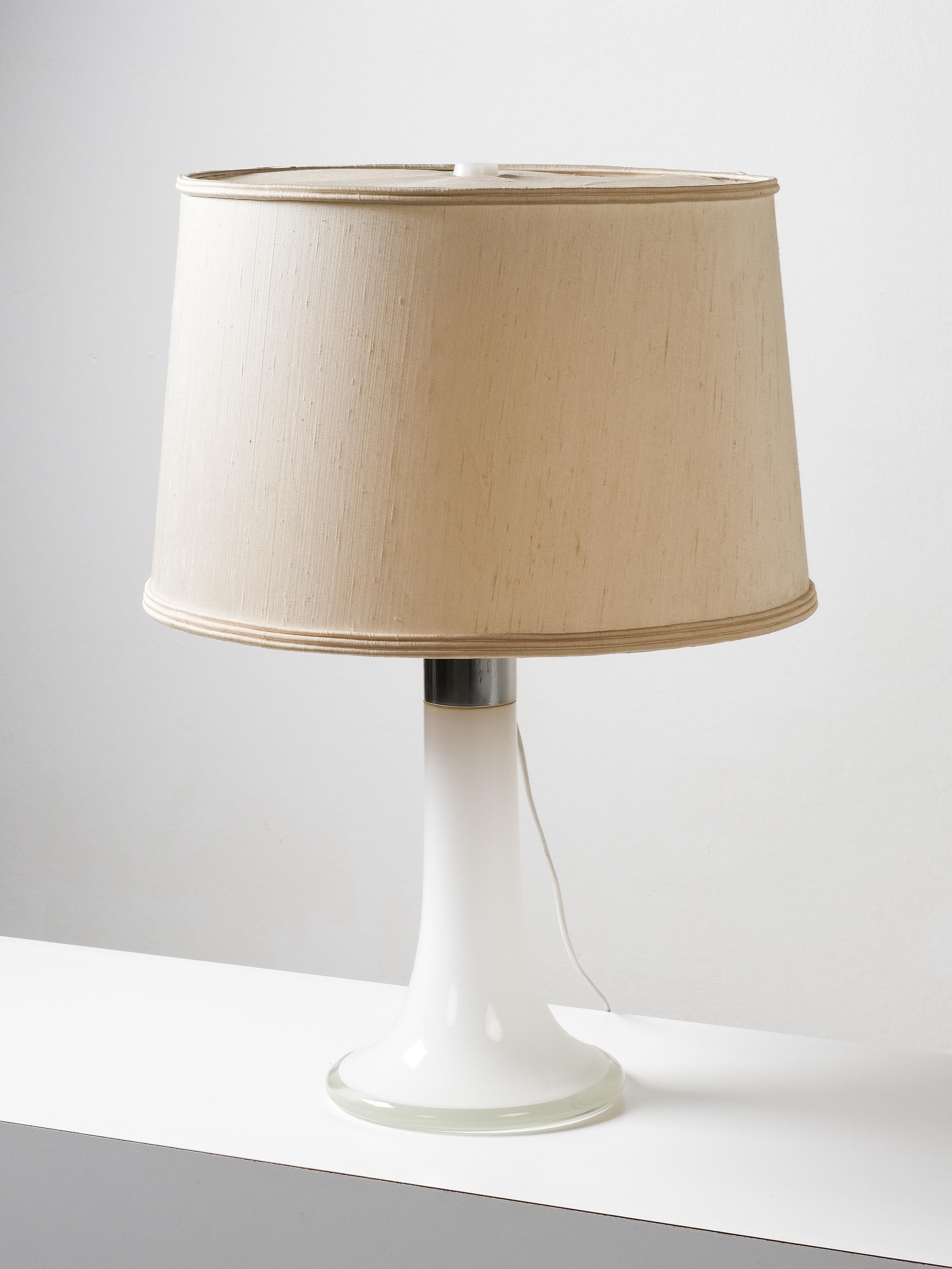 Lampada da tavolo in vetro Model 46-017 di Lisa Johansson-Pape per Orno, Finlandia, anni '60 in vendita 2