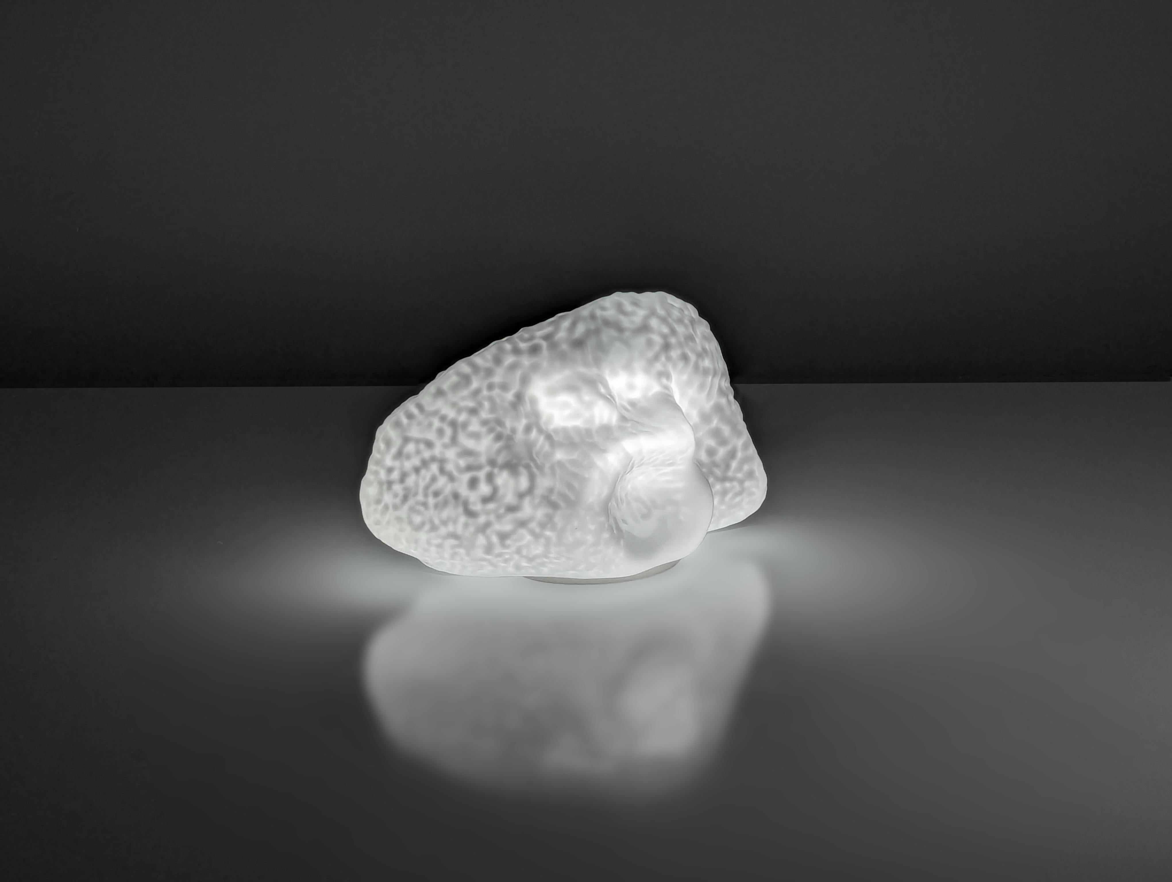 Osso Lampe von Carlo Nason für Mazzega in den 70er Jahren aus Iceberg oder Eisbein Typ Glas für seine Helligkeit und Weiß, die sich mit angenehmen Tönen, wenn beleuchtet. Ein wunderschönes, äußerst dekoratives Designerstück von einem der großen