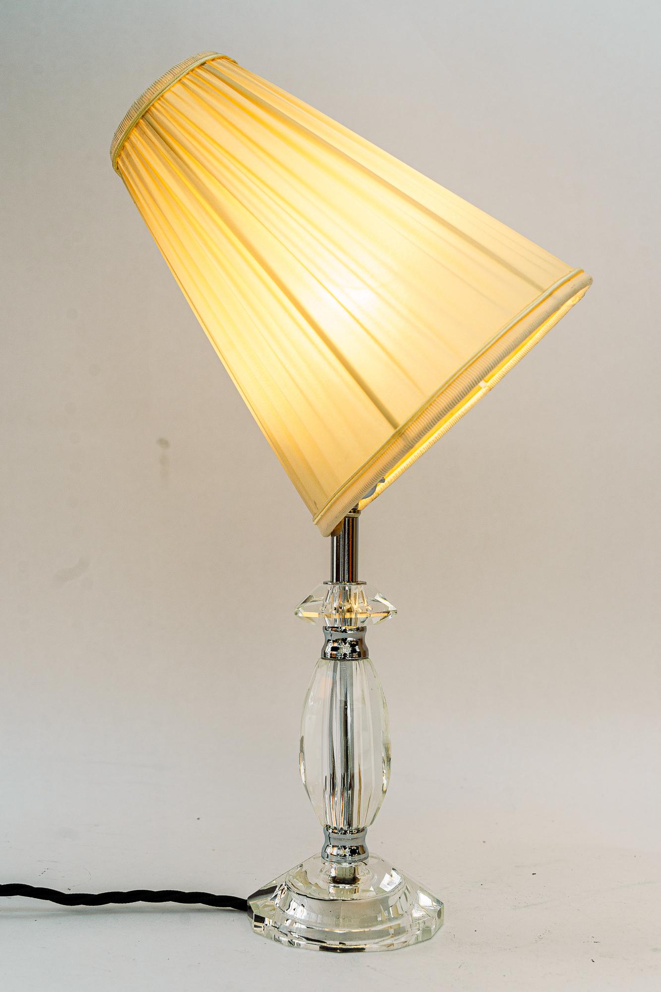 Lampe de table en verre avec pièces chromées et abat-jour en tissu vienne vers les années 1960. en vente 3